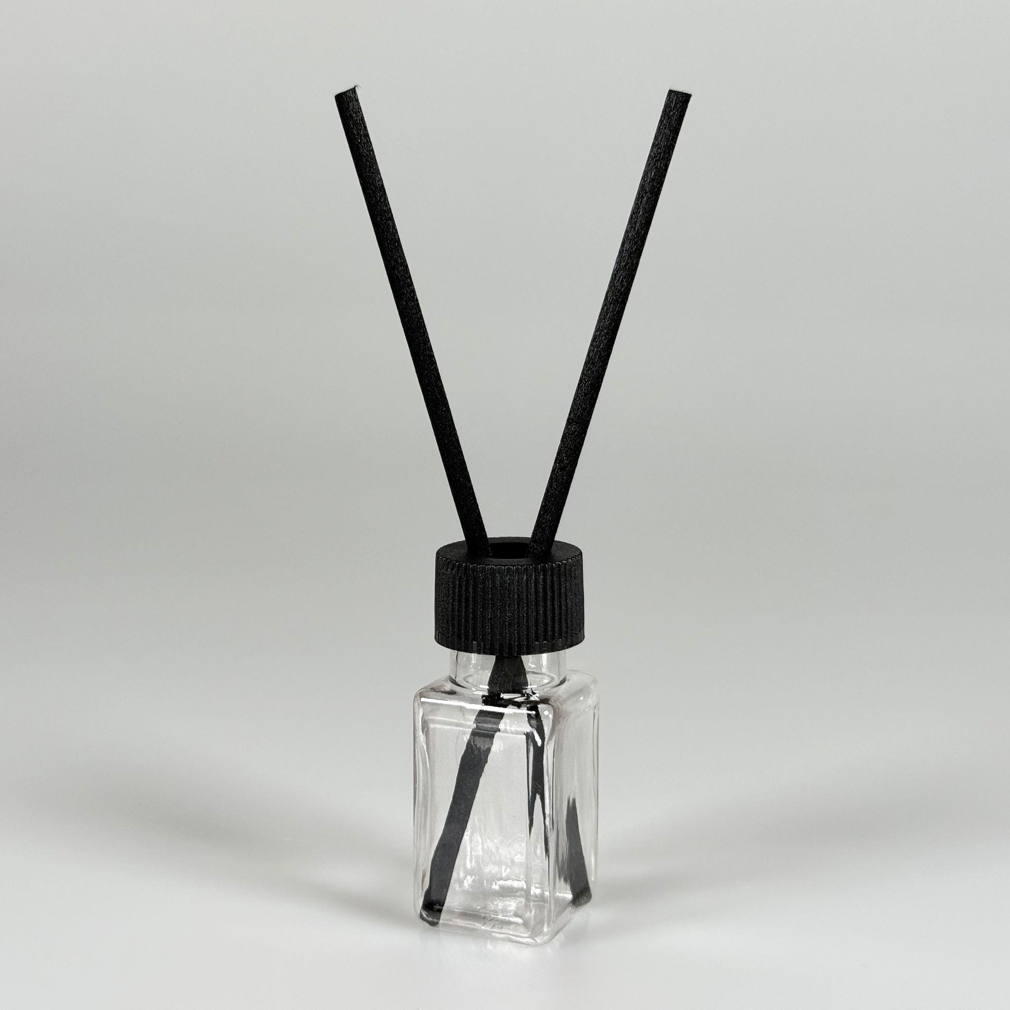 PLASTİK PET DİFÜZÖR  ODA KOKUSU BAMBU ŞİŞESİ - 10 ML KARE - ŞİŞE + SİYAH KAPAK + TIPA + 24 CM FİBER ÇUBUK