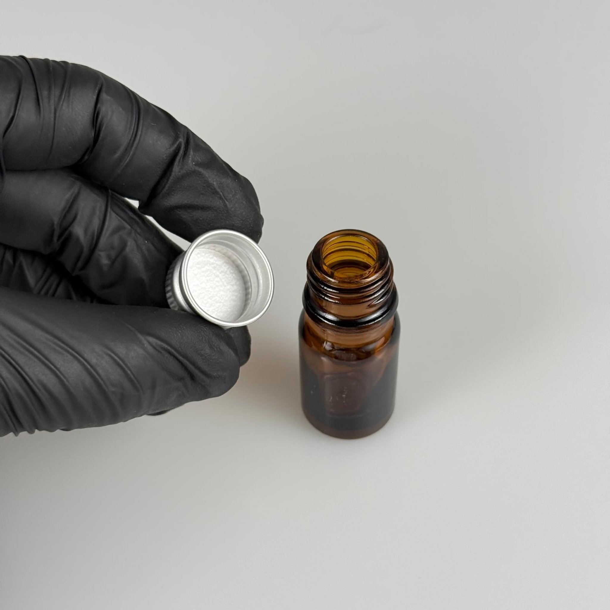 5 CC AMBER CAM ŞİŞE + KÖPÜK CONTALI GÜMÜŞ ALÜMİNYUM METAL KAPAKLI TAKIM - 5 ML KAHVERENGİCAM ŞİŞE
