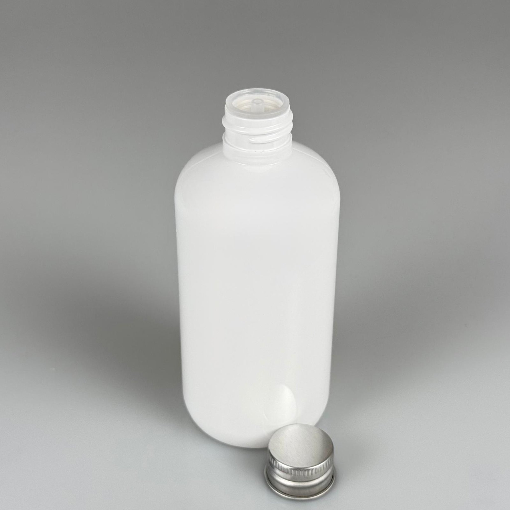 250 CC BEYAZ PLASTİK ŞİŞE ZEYNEP MODEL ( 24 AĞIZ ) + KÖPÜK CONTALI GÜMÜŞ METAL ALÜMİNYUM KAPAKLI + KOLONYA TIPALI TAKIM - 250 ML KAPAKLI BEYAZ TOMBUL PET ŞİŞELER