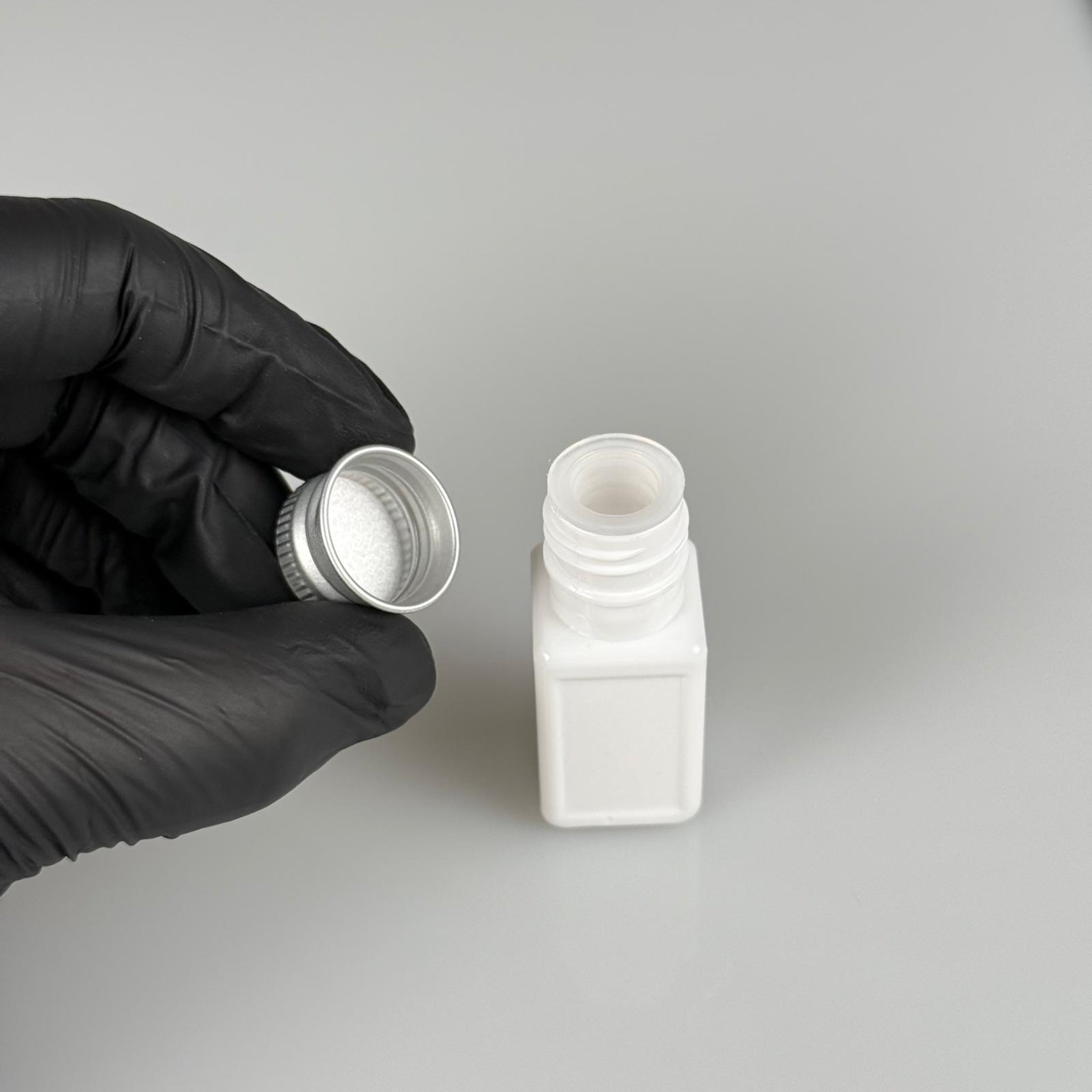 10 CC BEYAZ KARE PET SHOT ŞİŞE - KÖPÜK CONTALI GÜMÜŞ ALÜMİNYUM METAL KAPAKLI + KÖR TIPALI TAKIM - 10 ML PLASTİK ŞİŞE