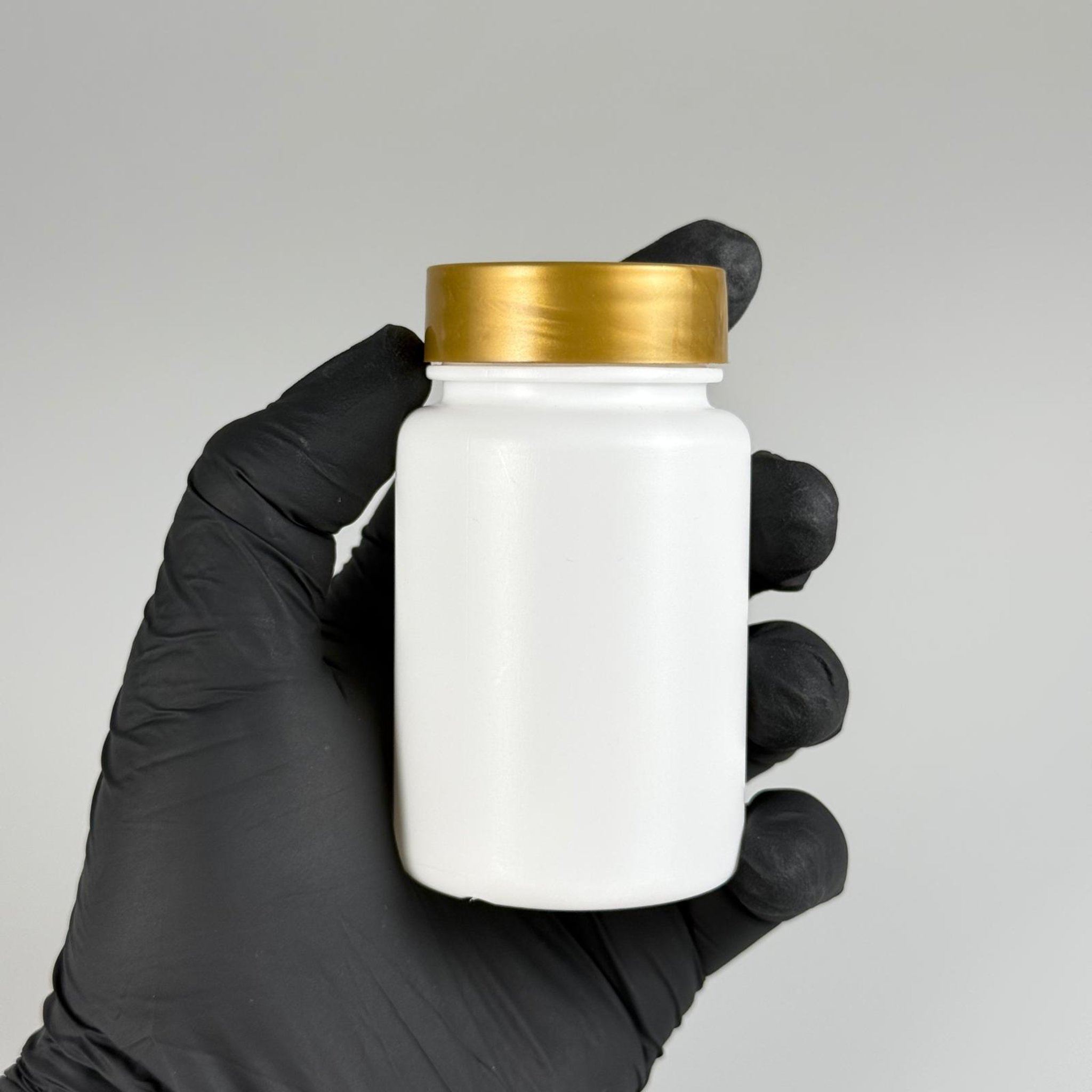 100 CC BEYAZ SERT POLİETİLEN ŞİŞE + GOLD PLASTİK KAPAKLI + KENDİNDEN YAPIŞKANLI KÖPÜK CONTALI - 100 ML POLİETİLEN ŞİŞE