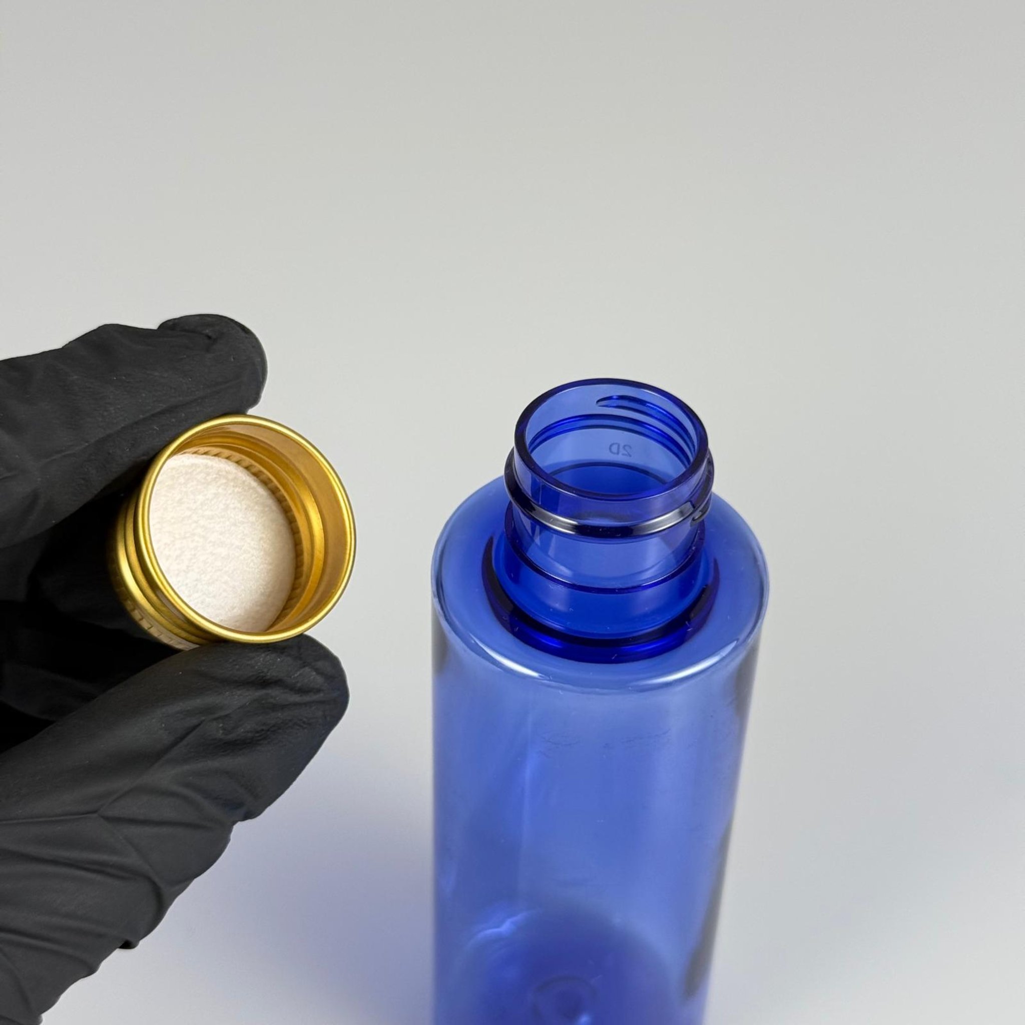 100 CC MAVİ SİLİNDİR KESKİN KÜT MODEL SERT PET ŞİŞE (17 GR - 24 AĞIZ ) + KÖPÜK COMTALI GOLD METAL ALÜMİNYUM KAPAK TAKIM - 100 ML KAPAKLI MAVİ PET ŞİŞELER