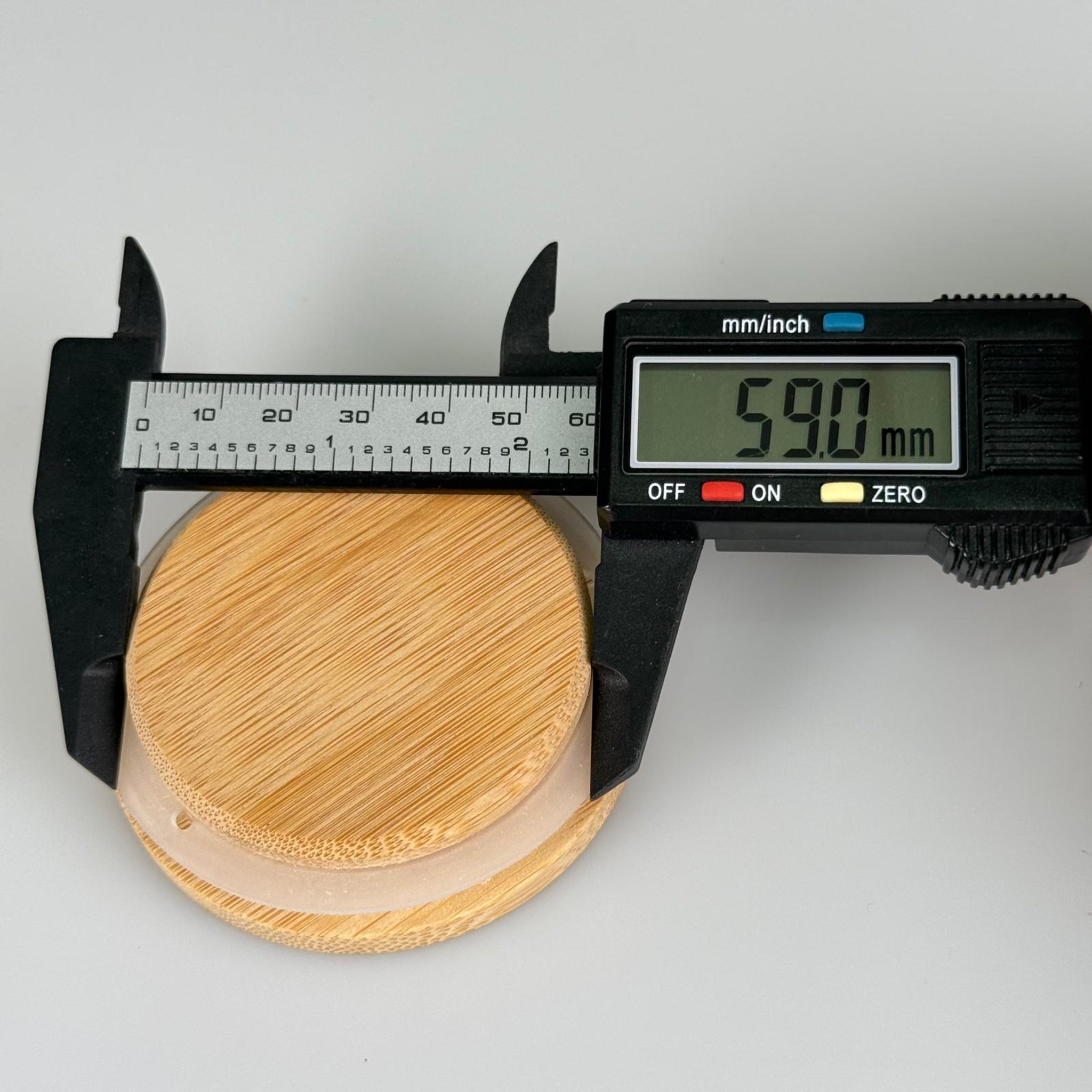65 MM AHŞAP BAMBU GEÇME KAPAK - SİLİKON CONTALI - MUM BARDAK, BAHARAT KAVANOZU VB İÇİN KULLANILABİLİR