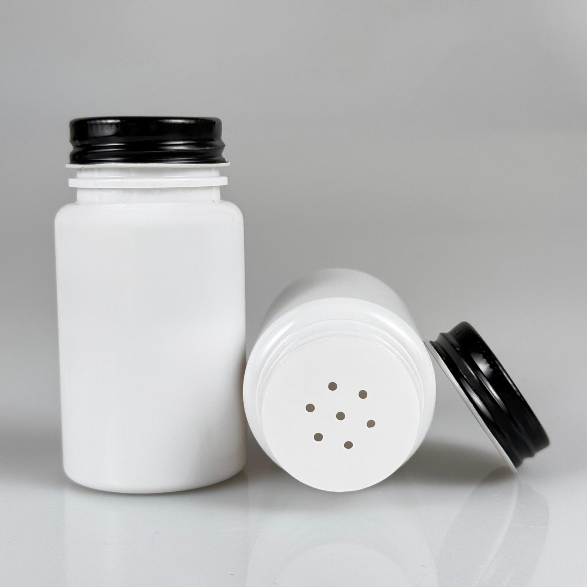 100 CC BEYAZ PET PUDRA ŞİŞESİ + KÖPÜK CONTALI SİYAH METAL KAPAKLI + PUDRA TIPALI TAKIM - 100 ML PUDRA KUTUSU, EKO TUZLUK