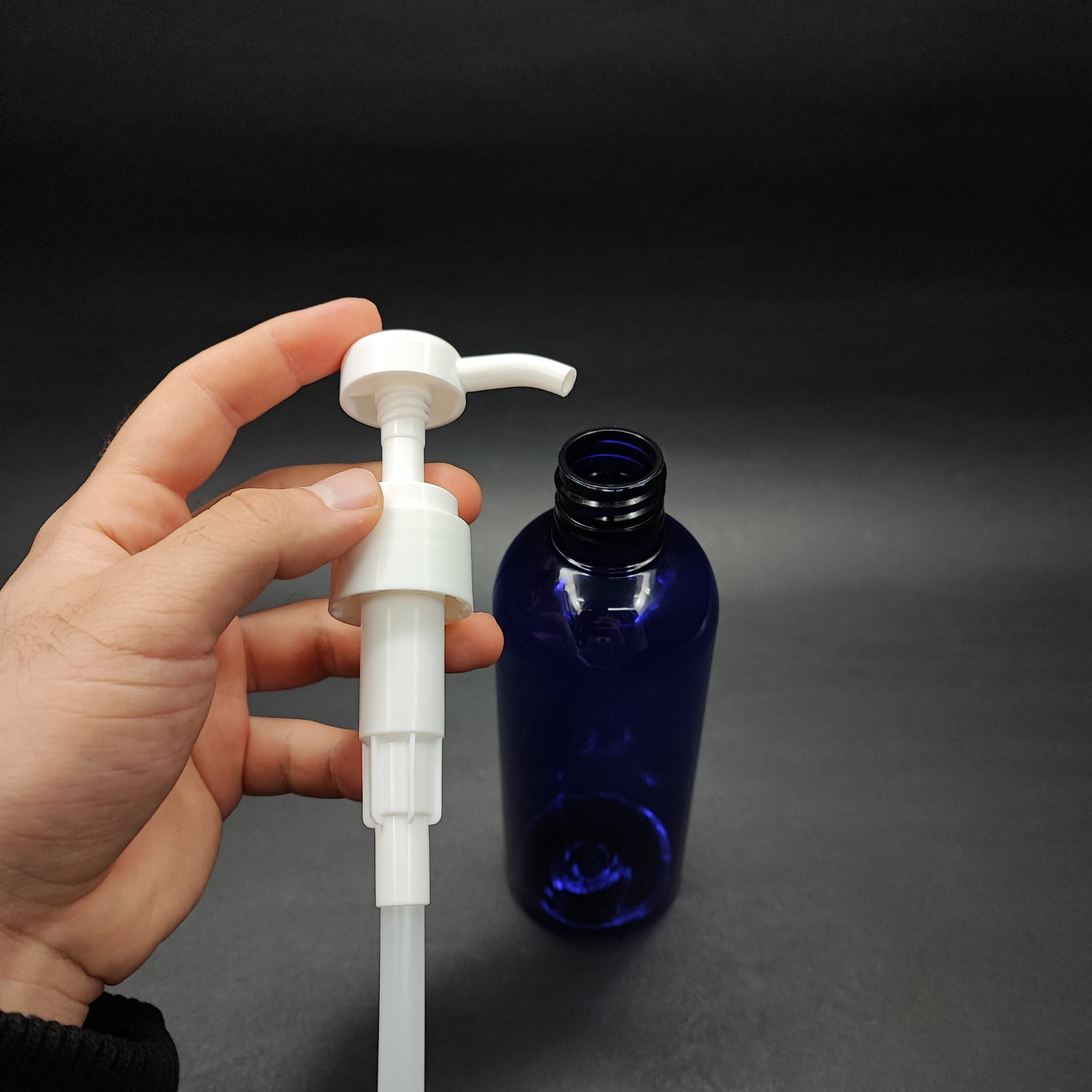 400 CC MAVİ PET ŞİŞE - BEYAZ DOZAJ POMPALI (HER BASMADA 4 CC SIVI ATAR)  - 400 ML POMPALI ŞİŞE - ŞURUP, ŞAMPUAN, KREM GİBİ YOĞUN KIVAMLI SIVILARDA KULLANILIR
