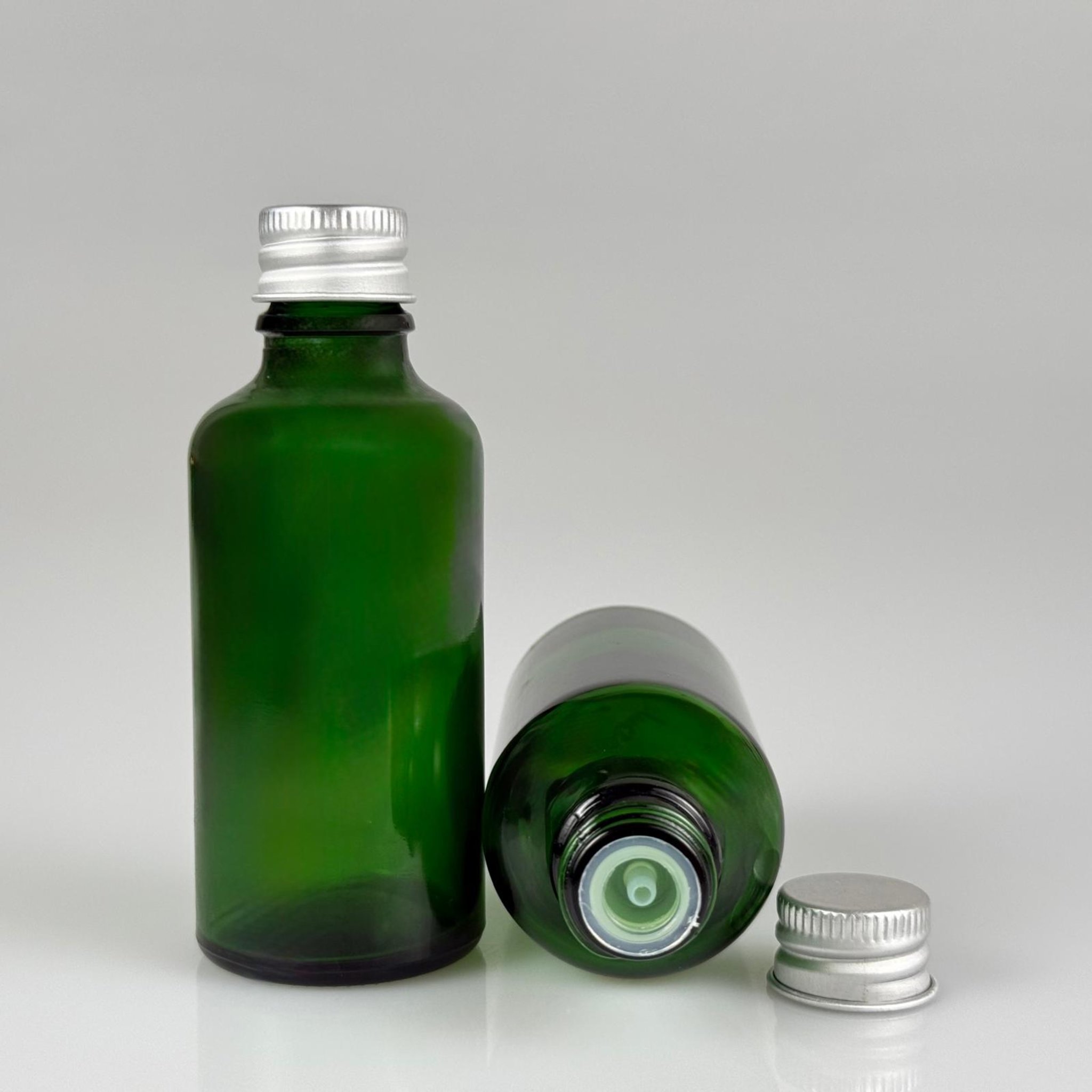 50 CC YEŞİL CAM ŞİŞE + KÖPÜK CONTALI GÜMÜŞ ALÜMİNYUM METAL KAPAKLI + DAMLALIKLI KOLONYA TIPALI TAKIM - 50 ML YEŞİL CAM ŞİŞE