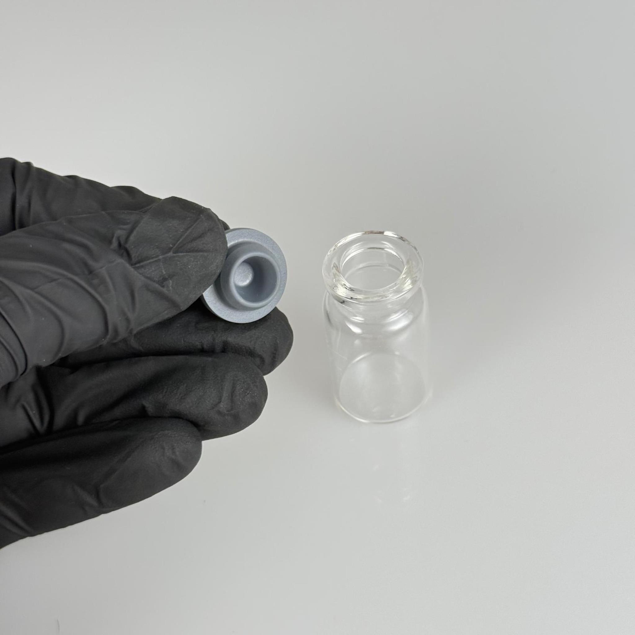 22x40 MM İNCE BOROSİLİKAT FLAKON CAM ŞİŞE 8 ML + BUTİL KAUÇUK TIPA 20 MM - ŞEFFAF CAM İLAÇ, ECZA, PENİSİLİN, MEDİKAL, LABORATUVAR, FARMASÖTİK ŞİŞELERİ