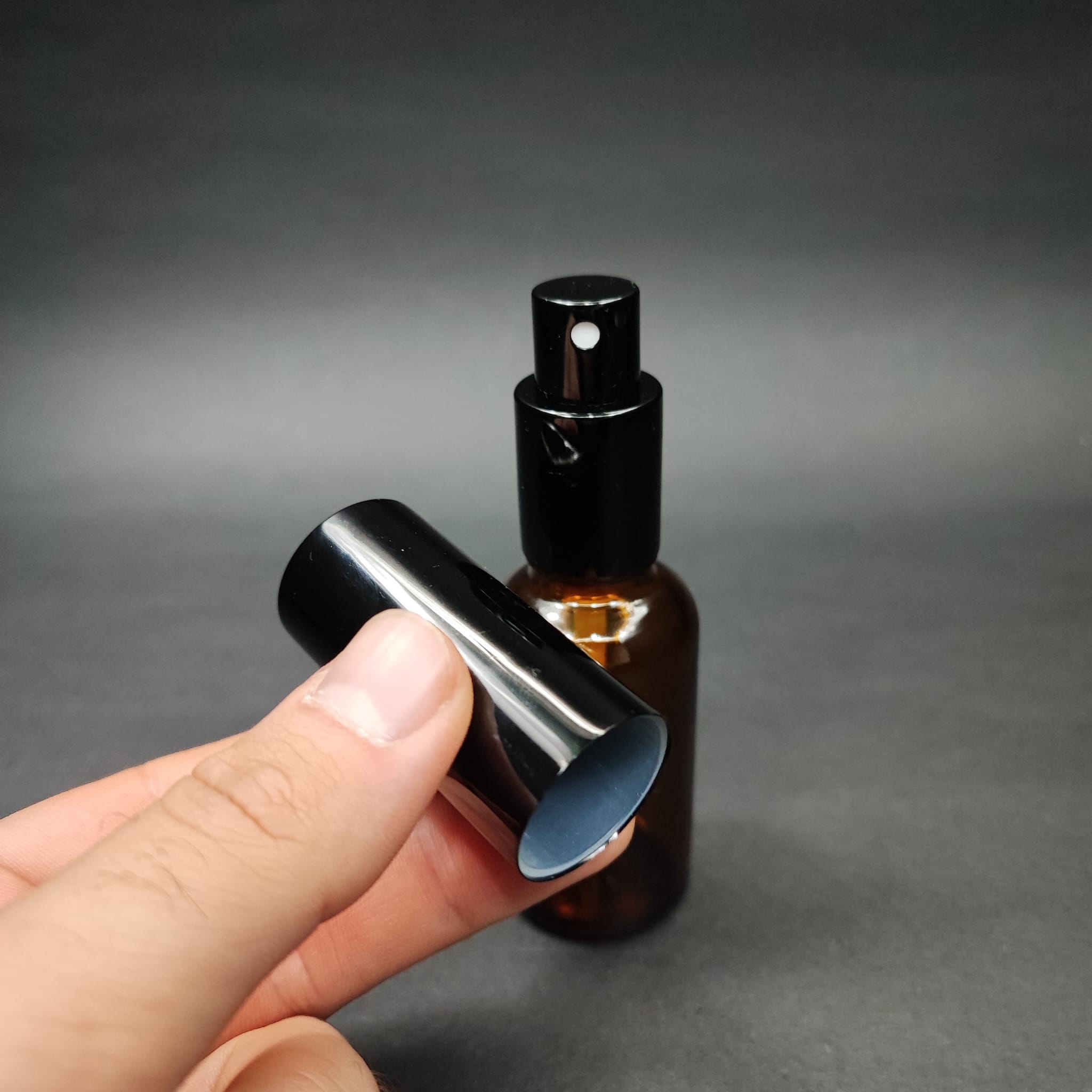 30 ML LÜKS VİDALI VALF ÇEVİRME PARFÜM ŞİŞELERİ - 30 CC AMBER CAM ŞİŞE - SİYAH METAL SPREYLİ KAPAKLI SET
