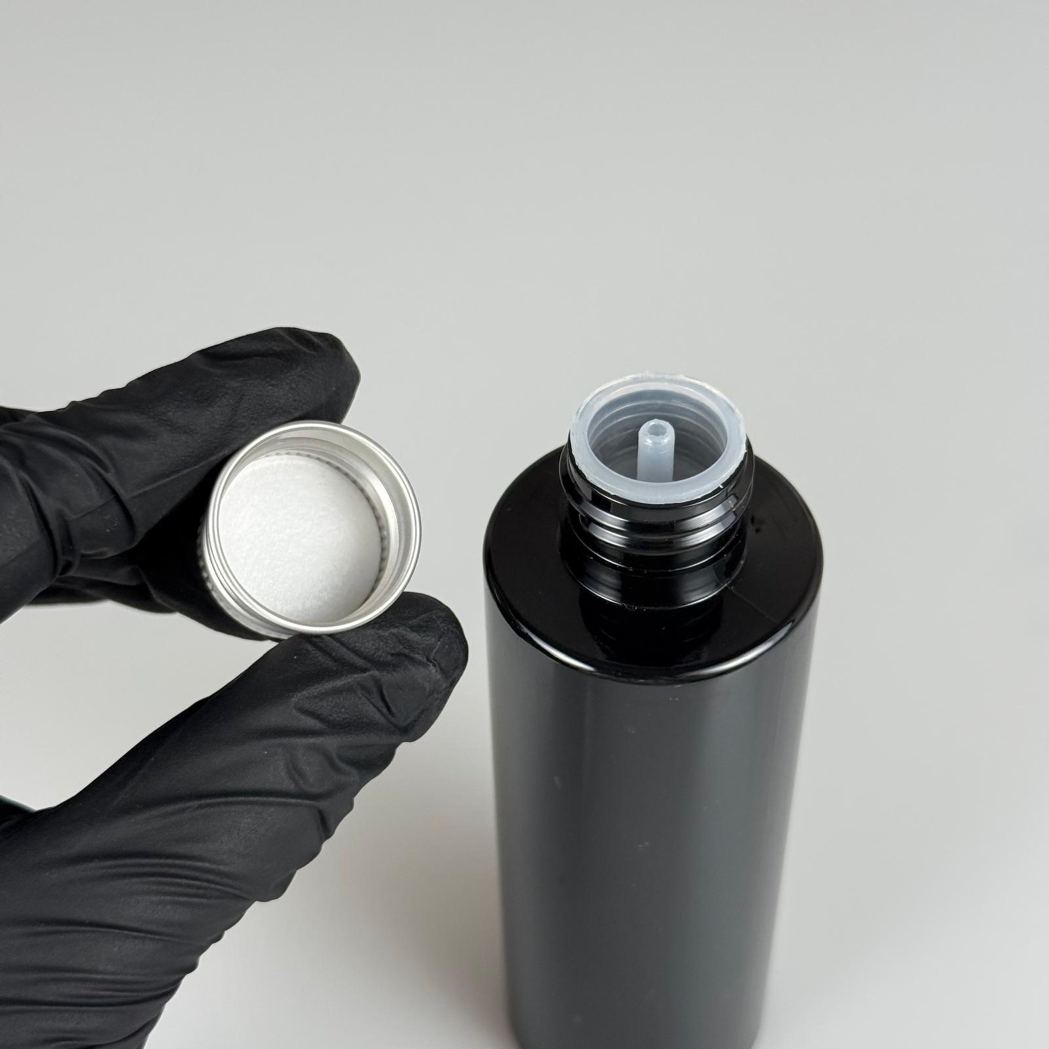 150 CC SİYAH SİLİNDİR MODEL PARLAK SERT PET ŞİŞE (24 AĞIZ) + KÖPÜK CONTALI GÜMÜŞ METAL ALÜMİNYUM KAPAK + KOLONYA TIPALI TAKIM - 150 ML KAPAKLI SİYAH PET ŞİŞELER