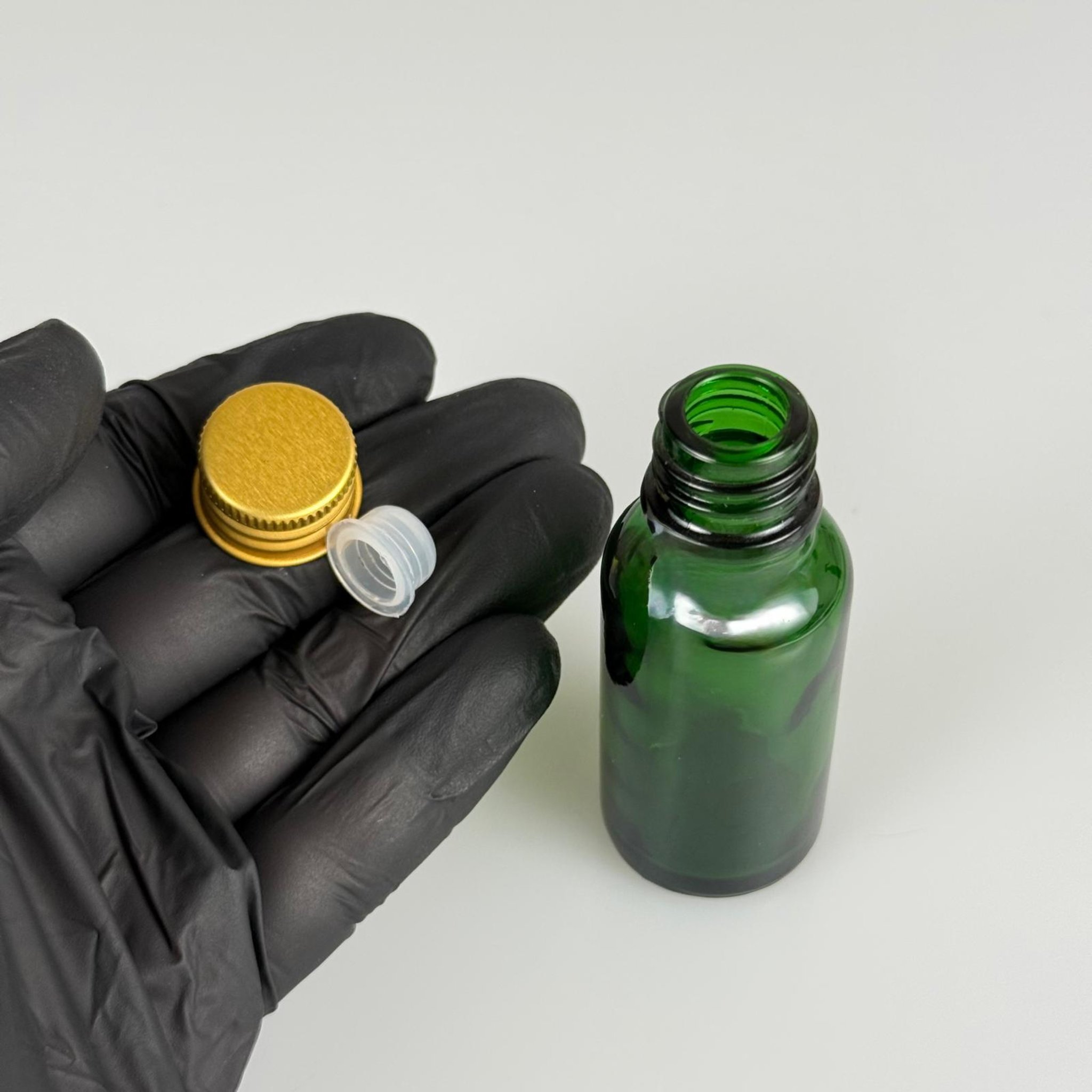 20 CC YEŞİL CAM ŞİŞE + KÖPÜK CONTALI GOLD ALÜMİNYUM METAL KAPAKLI + KÖR TIPALI TAKIM - 20 ML YEŞİL CAM ŞİŞE