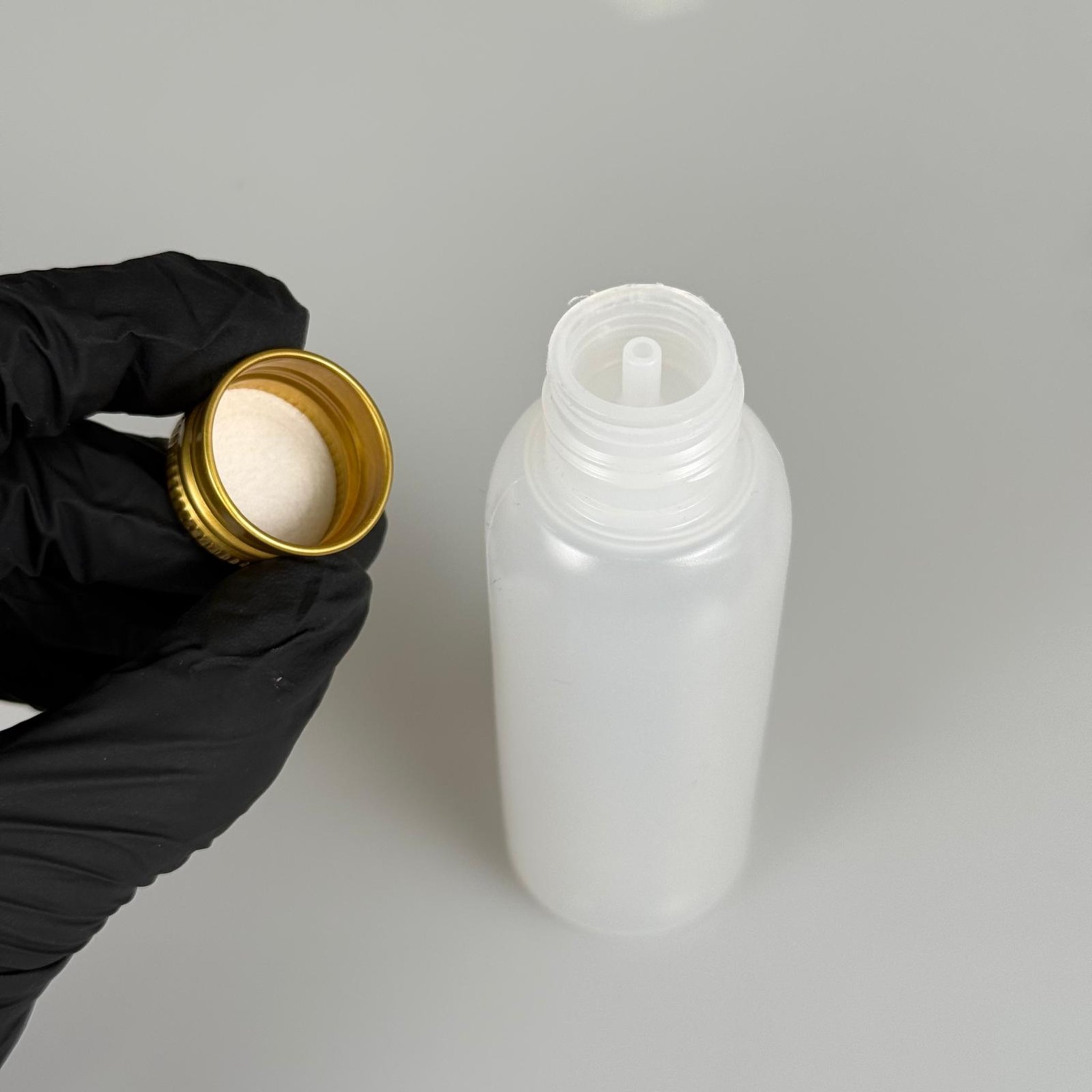 100 ML SIKILABİLİR YUMUŞAK PE POLİETİLEN PLASTİK ASETON ŞİŞESİ ( 24 AĞIZ ) + KÖPÜK CONTALI GOLD METAL ALÜMİNYUM KAPAKLI KOLONYA TIPALI TAKIM - 100 cc sos, yağ, kartuş, mürekkep vb için boş şişeler
