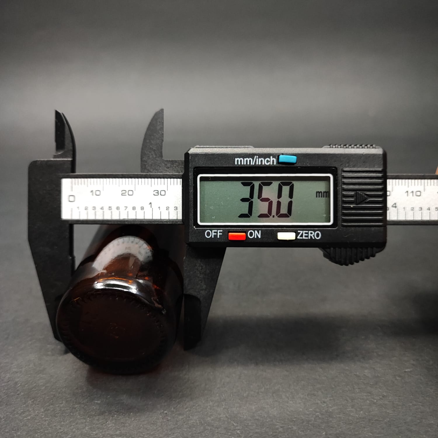 30 ML DOLUMU KOLAY, GENİŞ AĞIZLI İÇTEN DAMLALIKLI ŞİŞE (25 MM AĞIZ) - 30 CC SİYAH CONTALI KAPAKLI İÇTEN DAMLALIKLI CAM ECZA ŞİŞESİ - AMBER KAHVERENGİ