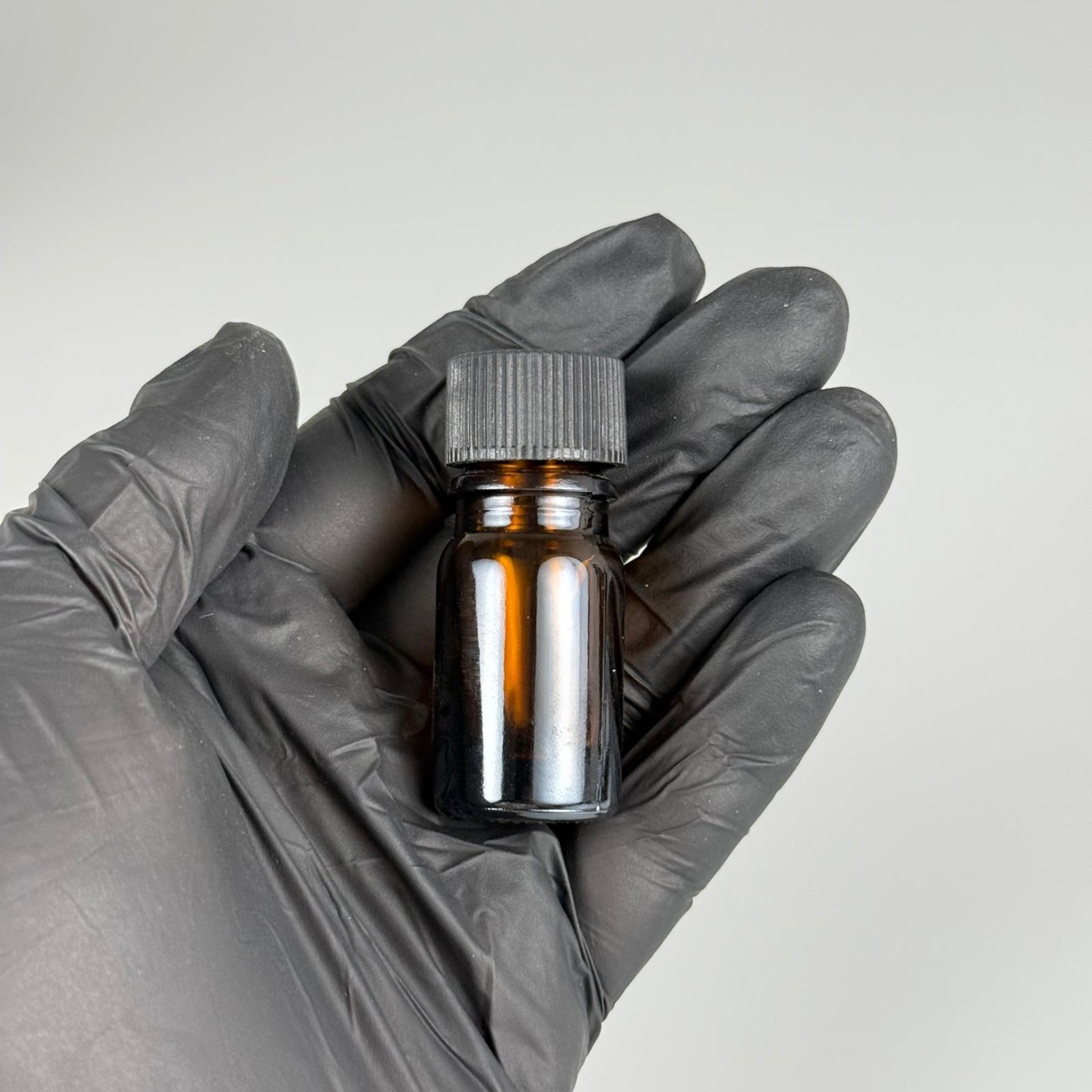 5 ML TIPALI VE KAPAKLI ŞİŞE - 5 CC AMBER KAHVERENGİ CAM ŞİŞE + CONTALI SİYAH KAPAK + KÖR TIPA
