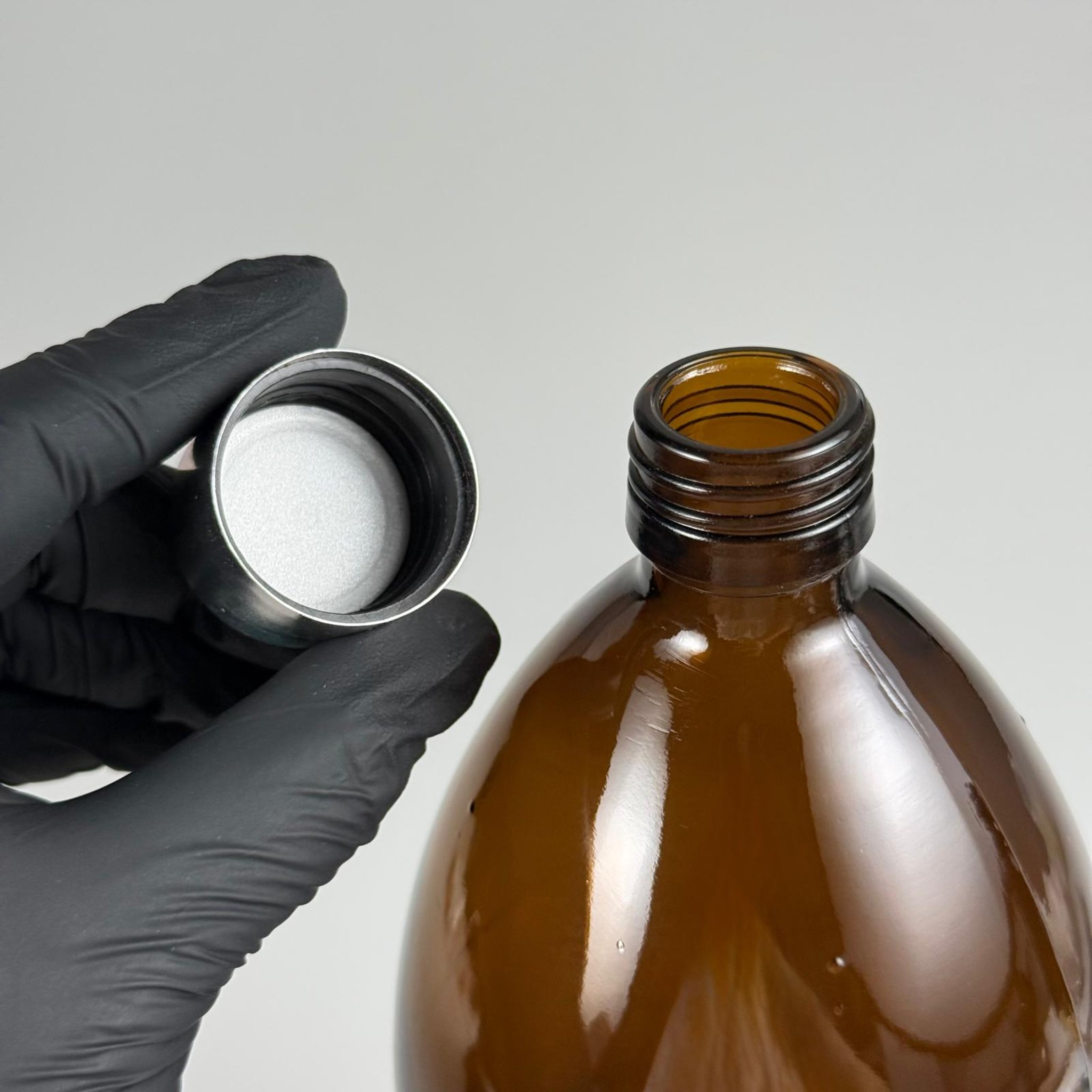 1000 CC AMBER CAM ŞİŞE + ALÜMİNYUM KAPLAMALI GÜMÜŞ KAPAKLI TAKIM - 1000 ML KAHVERENGİ CAM ŞİŞE
