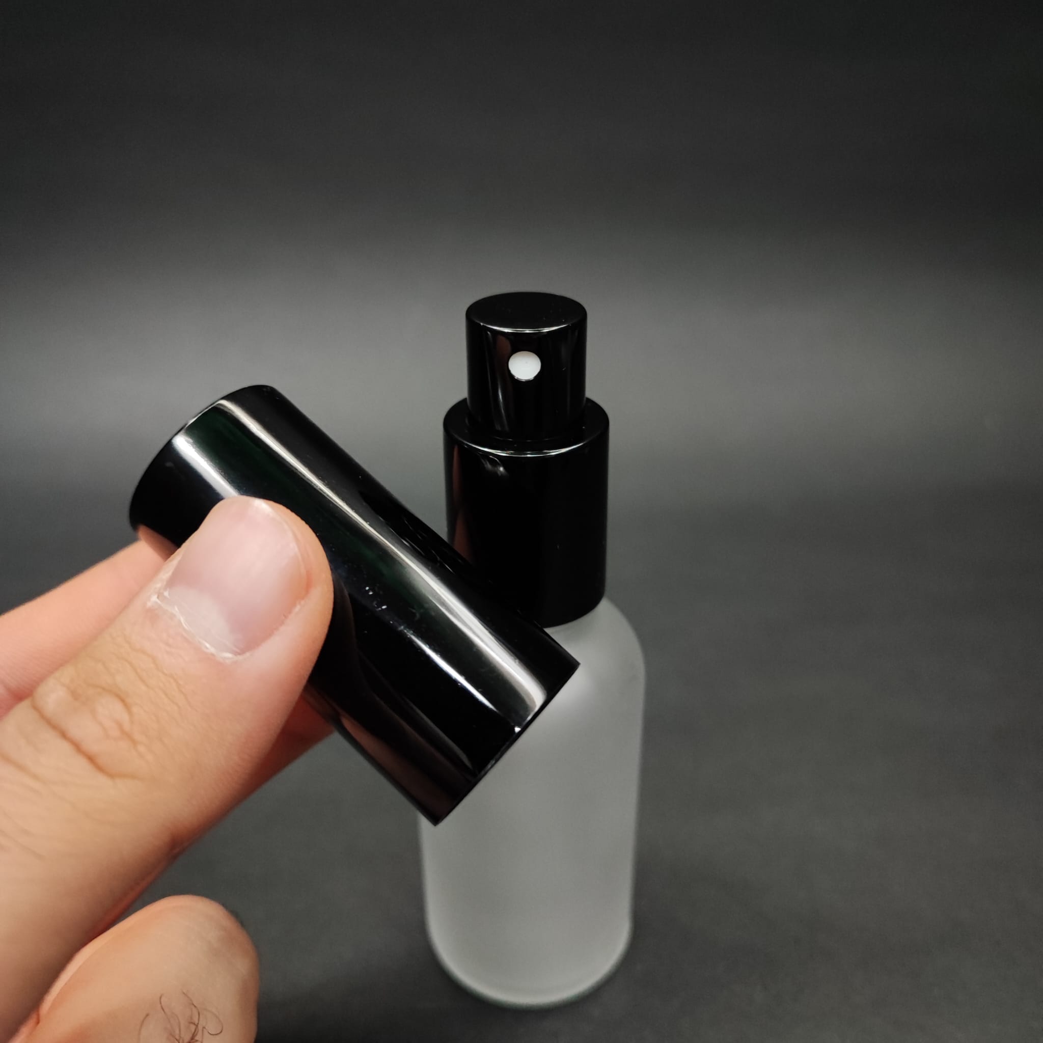 30 ML LÜKS VİDALI VALF ÇEVİRME PARFÜM ŞİŞELERİ - 30 CC BUZLU CAM ŞİŞE - SİYAH METAL SPREYLİ KAPAKLI SET