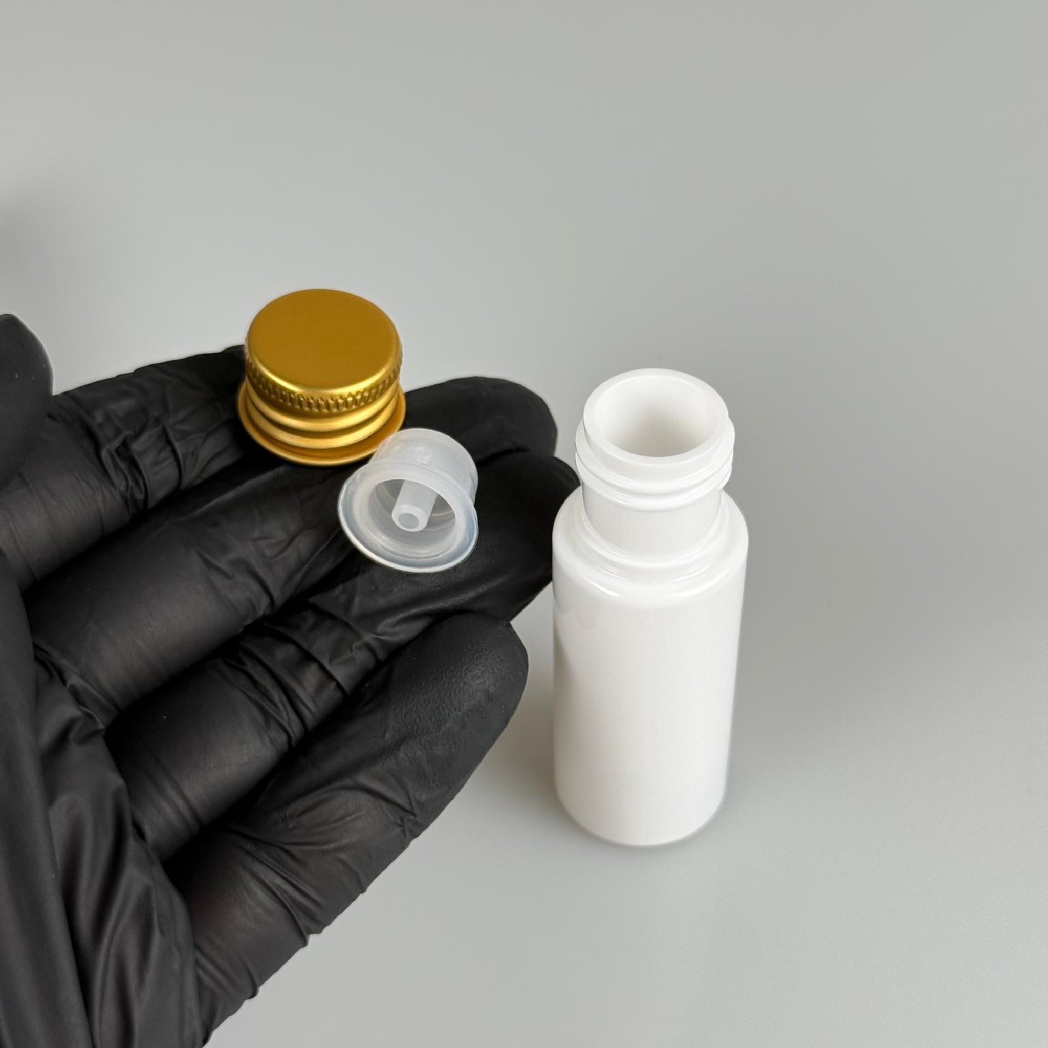 15 CC BEYAZ SİLİNDİR PET ŞİŞE + KÖPÜK CONTALI GOLD ALÜMİNYUM METAL KAPAKLI + DAMLALIKLI KOLONYA TIPALI TAKIML - 15 ML BEYAZ PET ŞİŞE