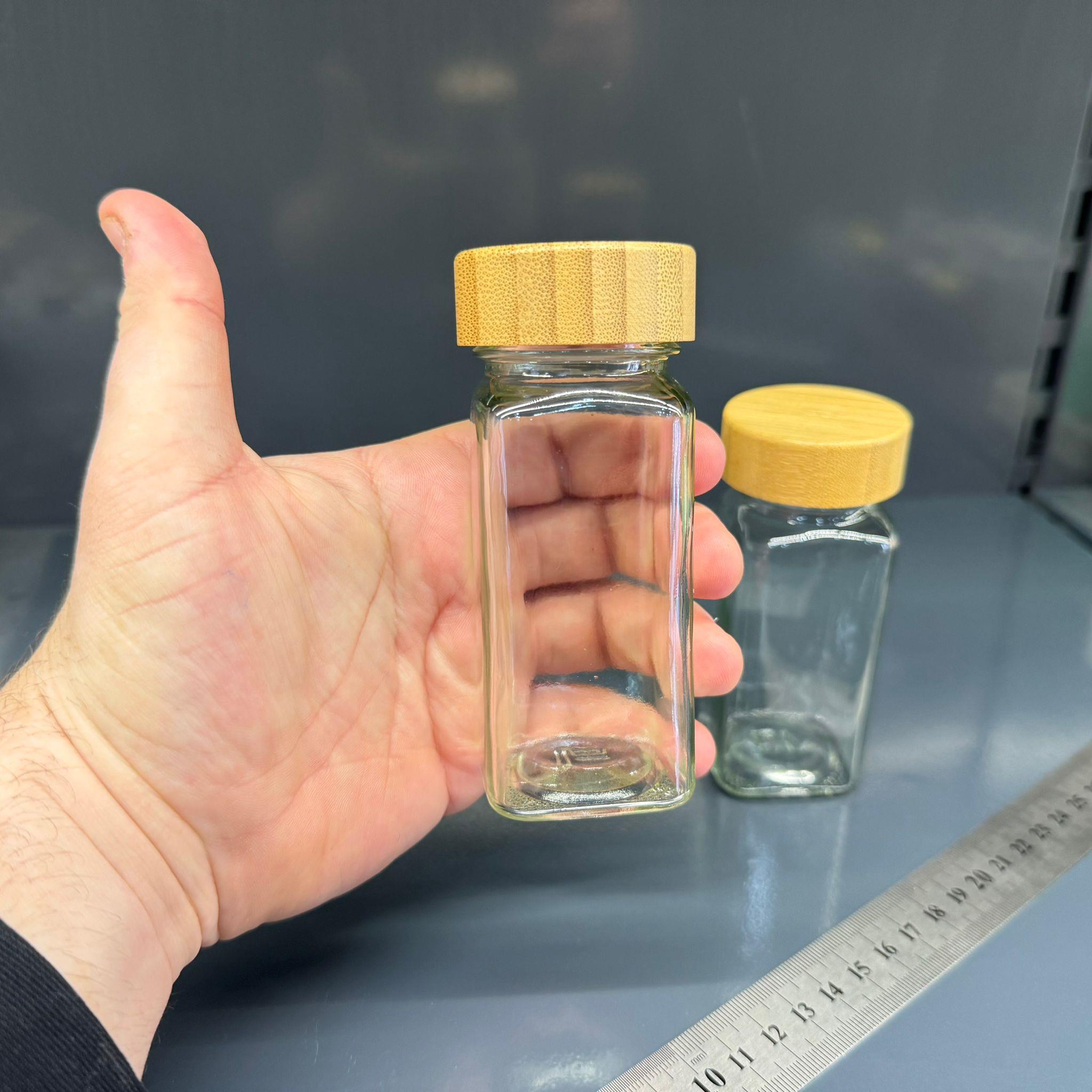 120 CC KARE BAHARAT KAVANOZU + BAMBU AHŞAP KAPAK + İÇ TIPA TAKIM - 120 ML KÖŞELİ PUL BİBER, KEKİK VS İÇİN DÜZENLEYİCİ CAM KAVANOZLARI
