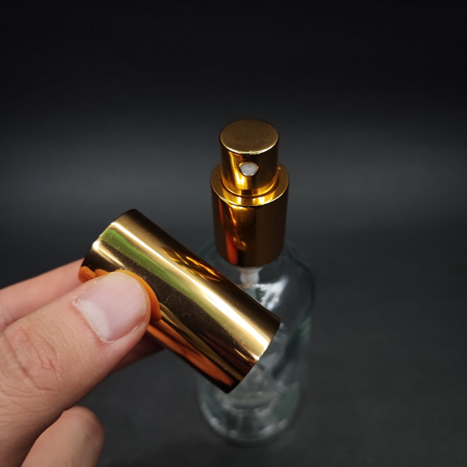100 ML LÜKS VİDALI VALF ÇEVİRME PARFÜM ŞİŞELERİ - 100 CC ŞEFFAF CAM ŞİŞE - GOLD METAL SPREYLİ KAPAKLI SET