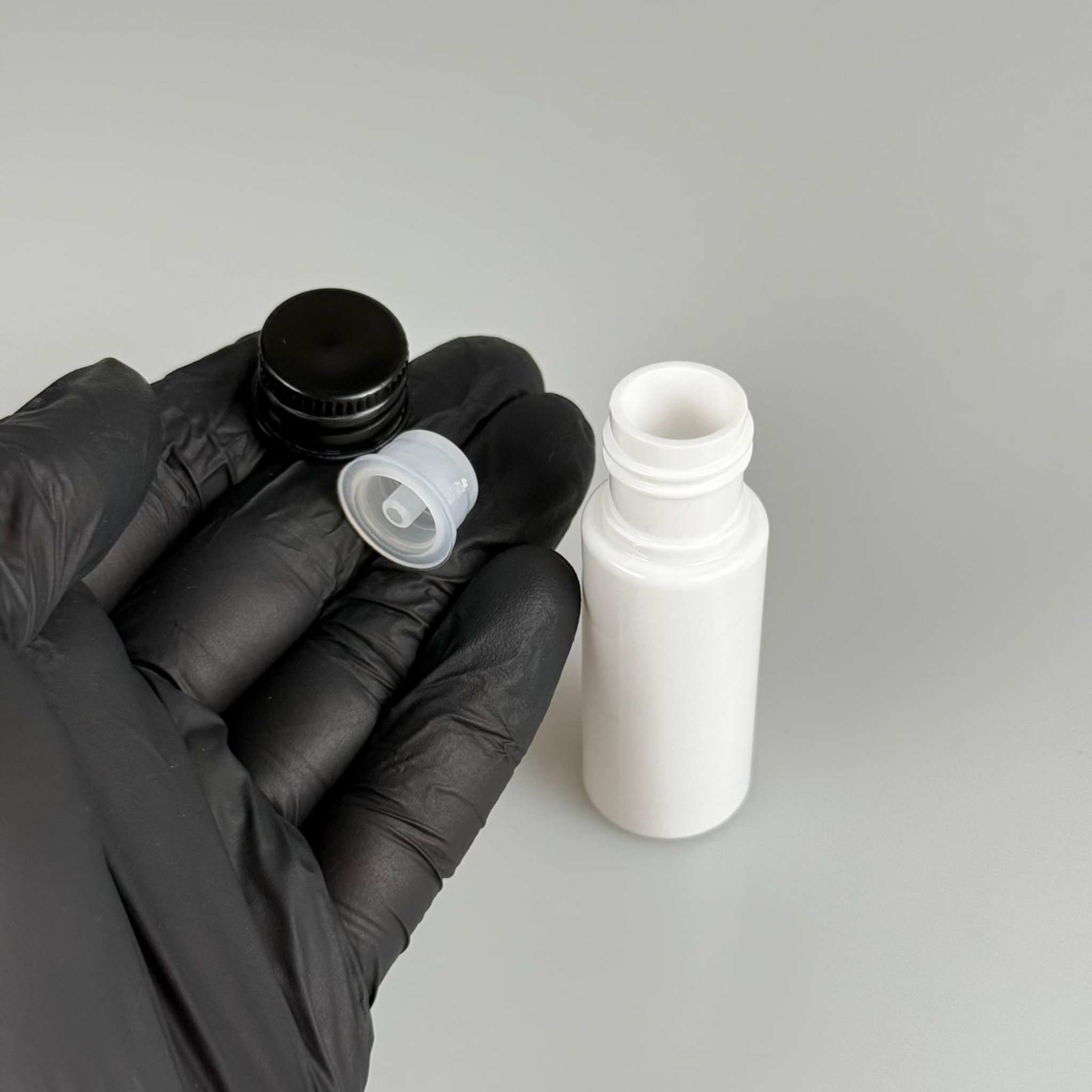 15 CC BEYAZ SİLİNDİR PET ŞİŞE + KÖPÜK CONTALI SİYAH ALÜMİNYUM METAL KAPAKLI + DAMLALIKLI KOLONYA TIPALI TAKIML - 15 ML BEYAZ PET ŞİŞE