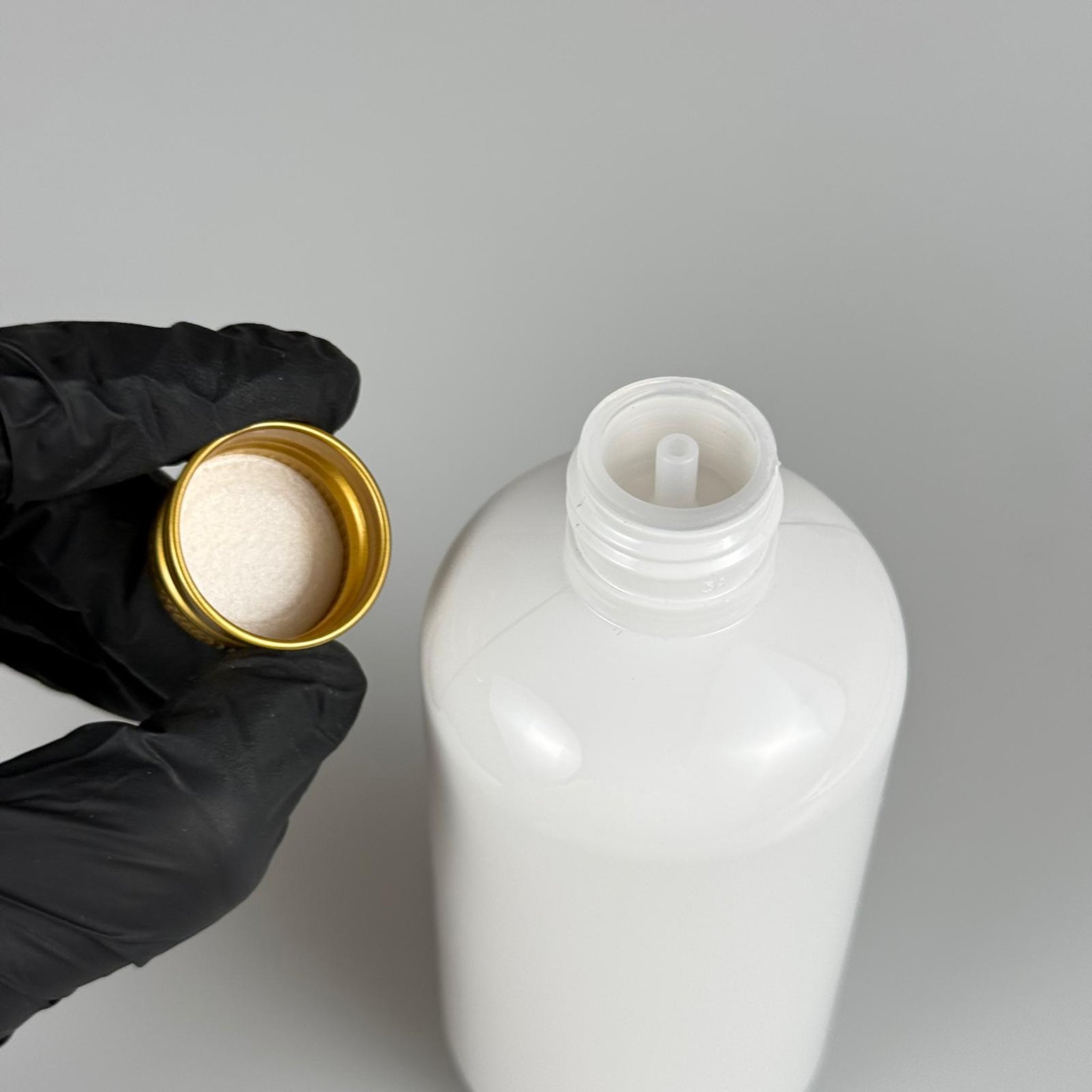 250 CC BEYAZ PLASTİK ŞİŞE ZEYNEP MODEL ( 24 AĞIZ ) + KÖPÜK CONTALI GOLD METAL ALÜMİNYUM KAPAKLI + KOLONYA TIPALI TAKIM - 250 ML KAPAKLI BEYAZ TOMBUL PET ŞİŞELER
