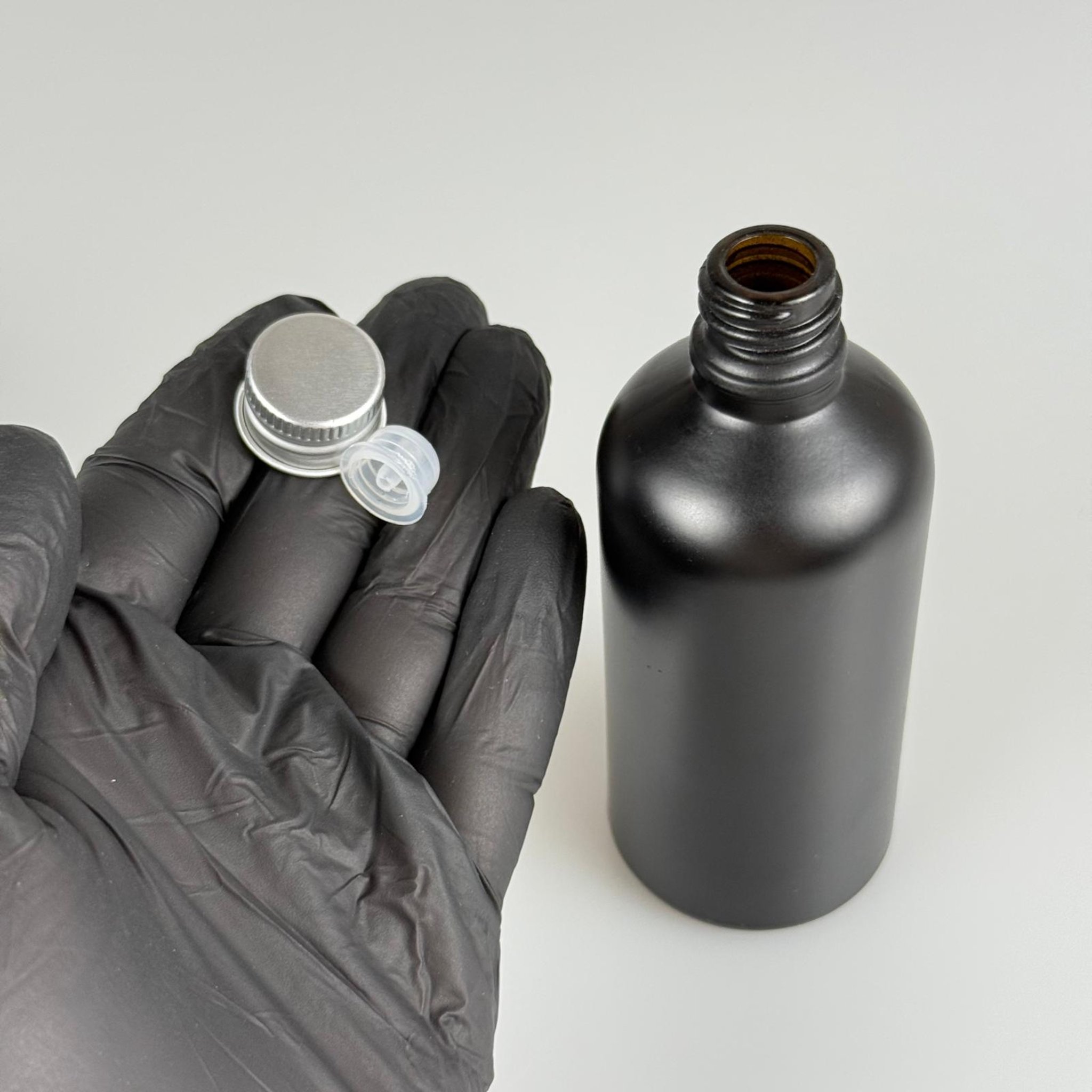 100 CC MAT SİYAH CAM ŞİŞE + KÖPÜK CONTALI GÜMÜŞ ALÜMİNYUM METAL KAPAKLI + DAMLALIKLI KOLONYA TIPALI TAKIM - 100 ML MAT SİYAH CAM ŞİŞE