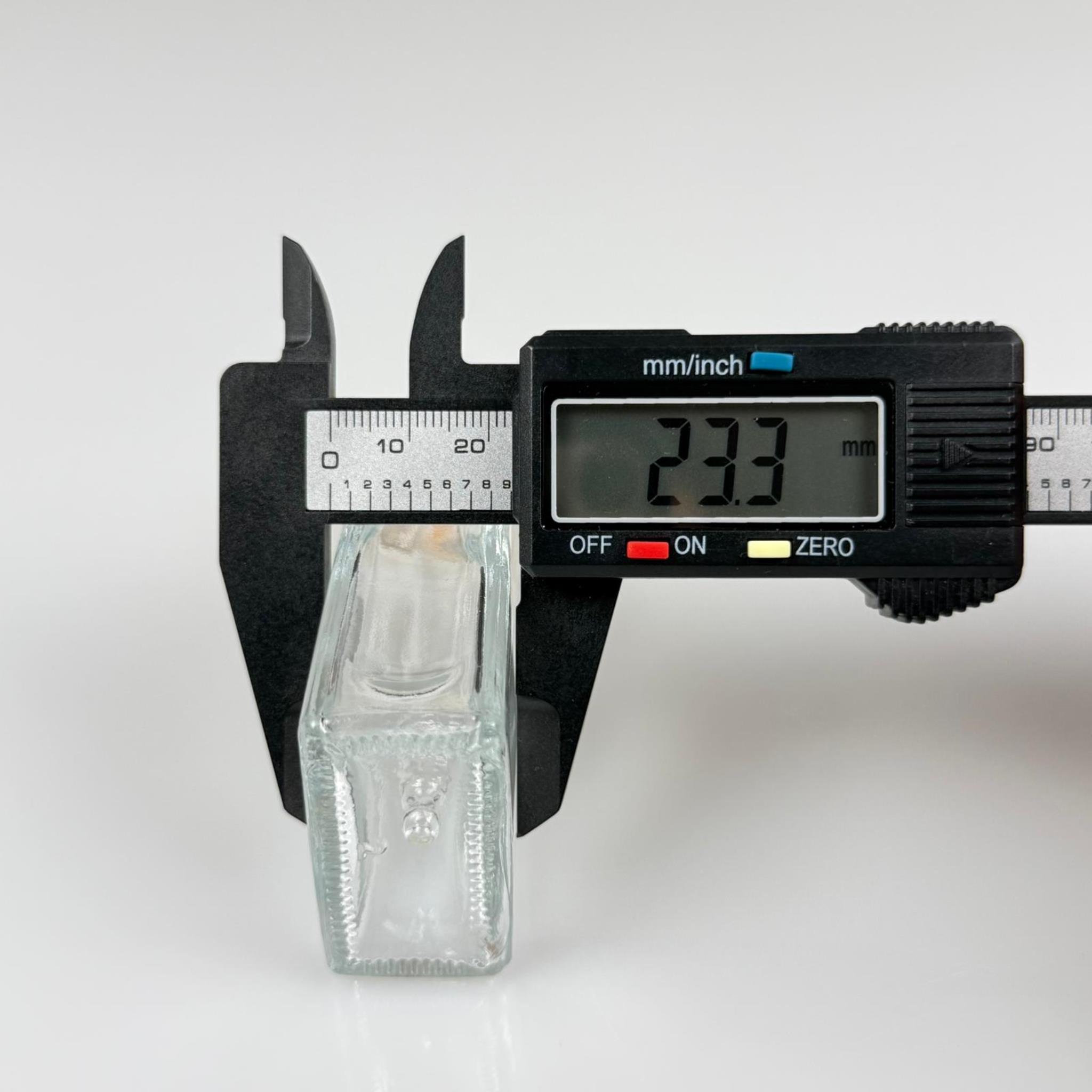 50 CC YASSI DİKDÖRTGEN PRESTİJLİ CAM DAMLALIKLI ŞİŞE - BEYAZ EMZİK - GOLD METALİK KAPAK - 50 ML CAM DAMLALIKLI ŞİŞE - DAMLALIKLI BOŞ ŞİŞE
