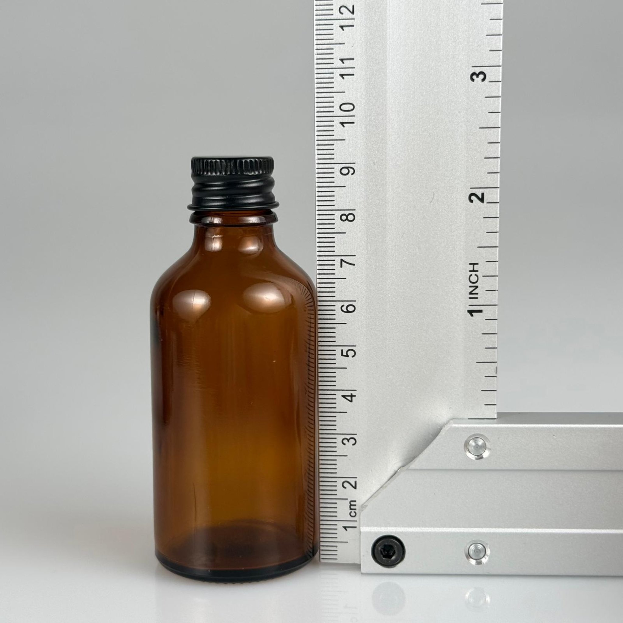 50 CC AMBER CAM ŞİŞE + KÖPÜK CONTALI SİYAH ALÜMİNYUM METAL KAPAKLI TAKIM - 50 ML KAHVERENGİ CAM ŞİŞE
