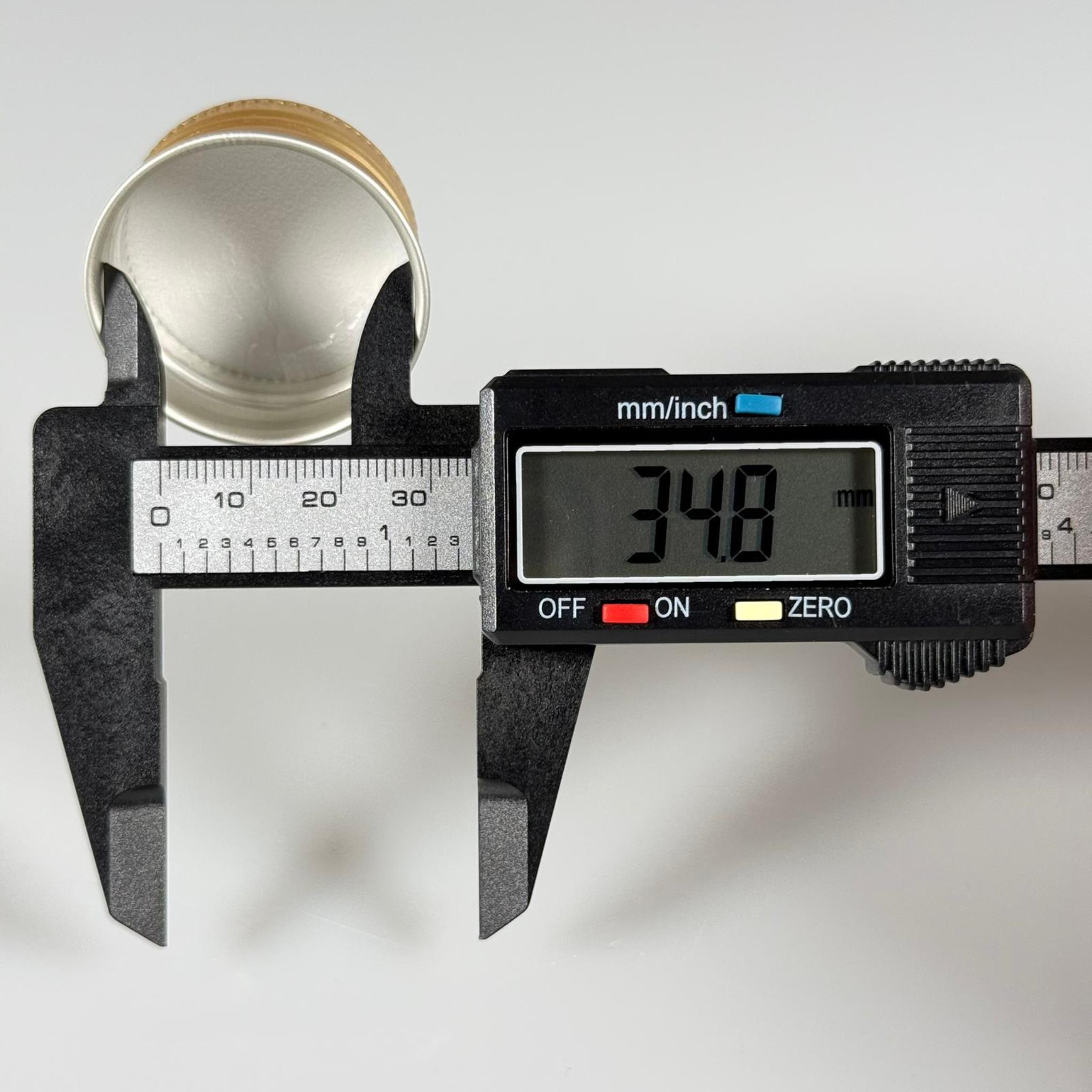 35/18 MM VİDALI ALÜMİNYUM KAPAK - KÖPÜK CONTALI - GOLD - ELLE KAPANIR - 1500 CC GALON ŞİŞE UYUMLU - 35 MM METAL YAĞ ŞİŞE KAPAĞI