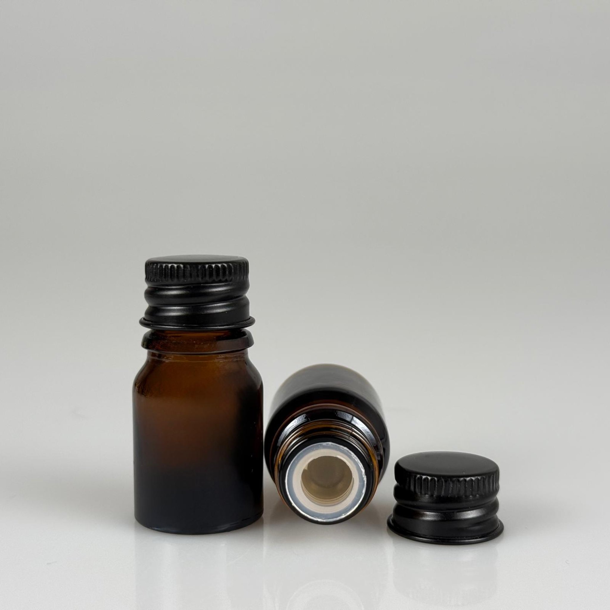 3 CC AMBER CAM ŞİŞE + KÖPÜK CONTALI SİYAH ALÜMİNYUM METAL KAPAKLI + KÖR TIPALI TAKIM - 3 ML KAHVERENGİ CAM ŞİŞE