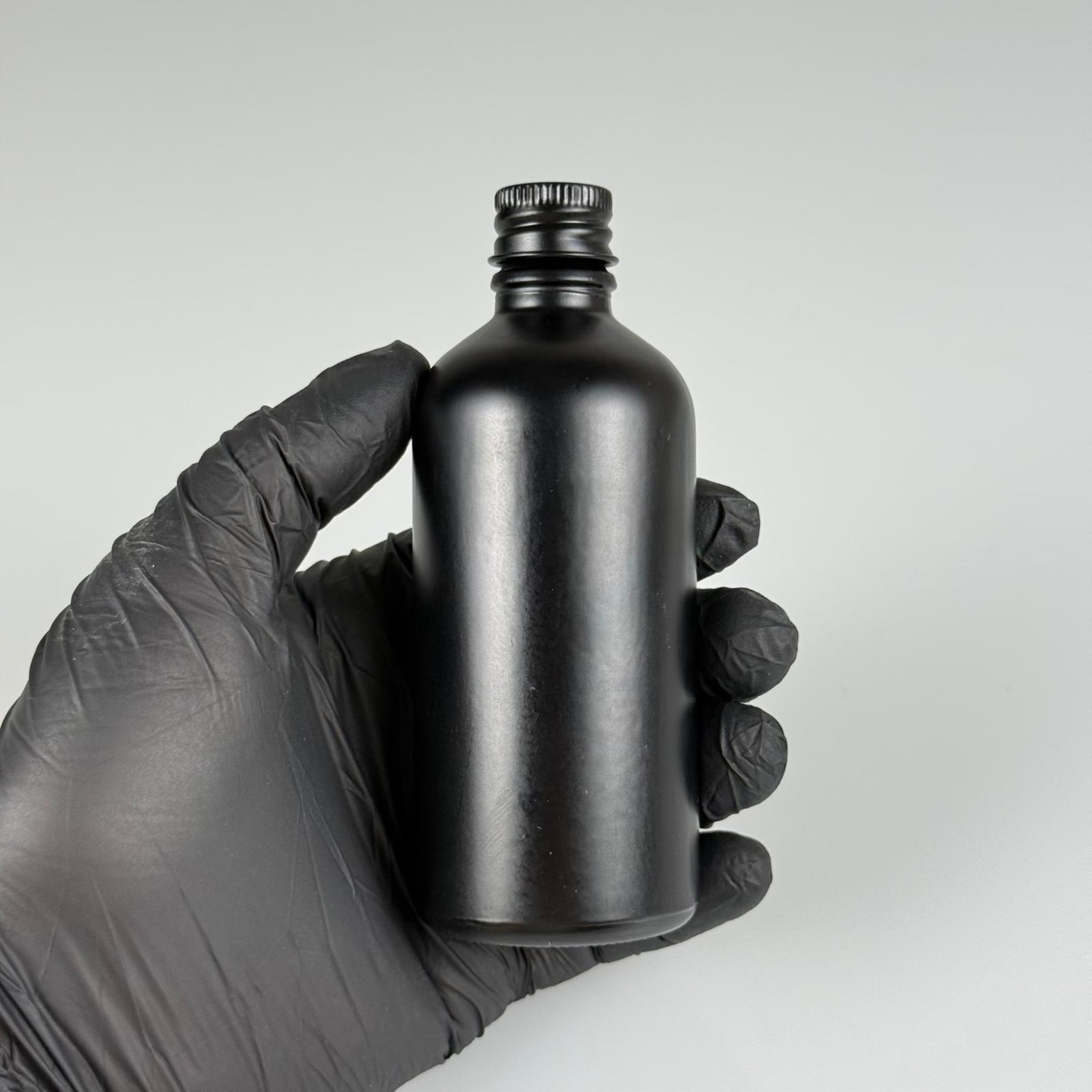 100 CC MAT SİYAH CAM ŞİŞE + KÖPÜK CONTALI SİYAH ALÜMİNYUM METAL KAPAKLI + DAMLALIKLI KOLONYA TIPALI TAKIM - 100 ML MAT SİYAH CAM ŞİŞE