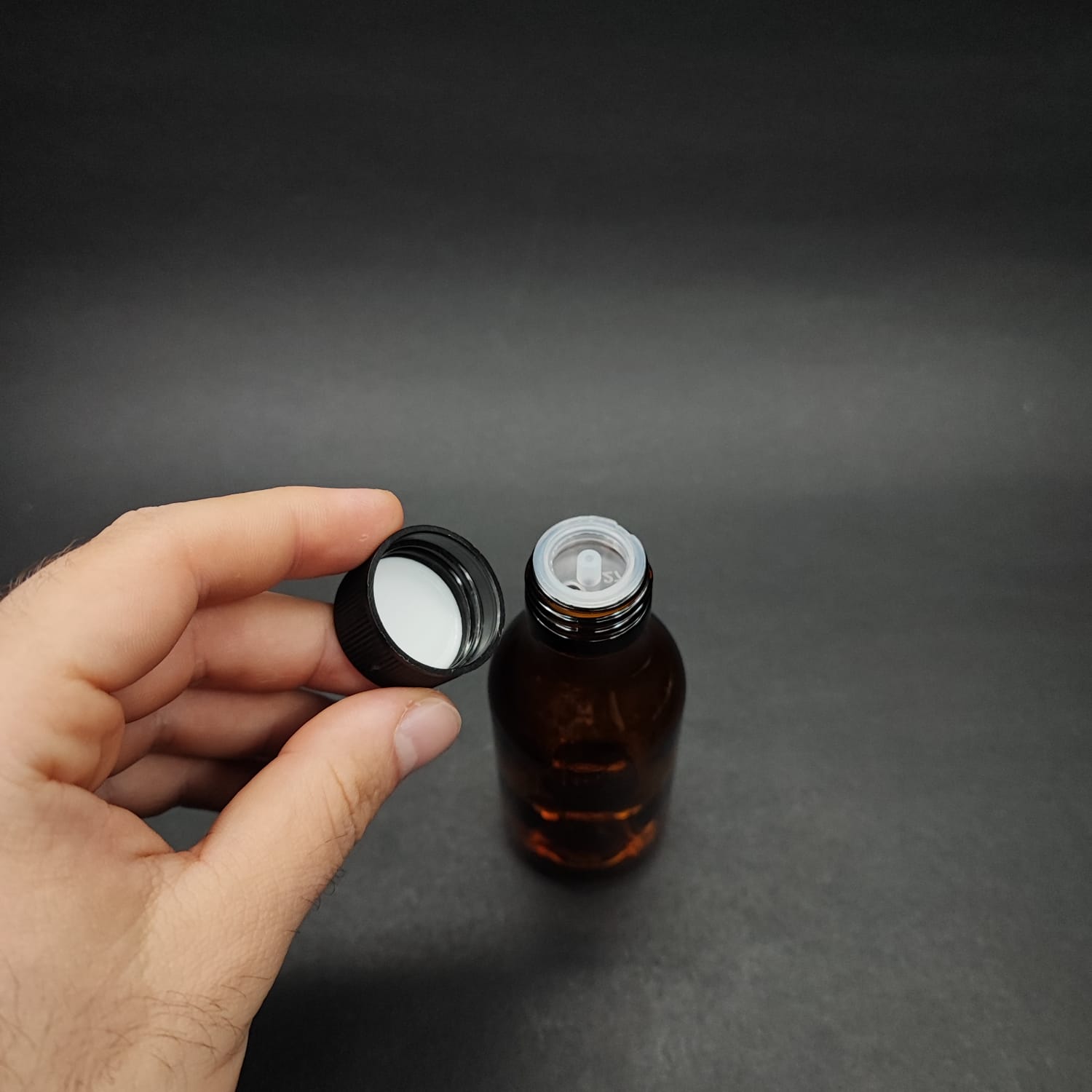 75 ML DOLUMU KOLAY, GENİŞ AĞIZLI İÇTEN DAMLALIKLI ŞİŞE (25 MM AĞIZ) - 75 CC SİYAH CONTALI KAPAKLI İÇTEN DAMLALIKLI CAM ECZA ŞİŞESİ - AMBER KAHVERENGİ