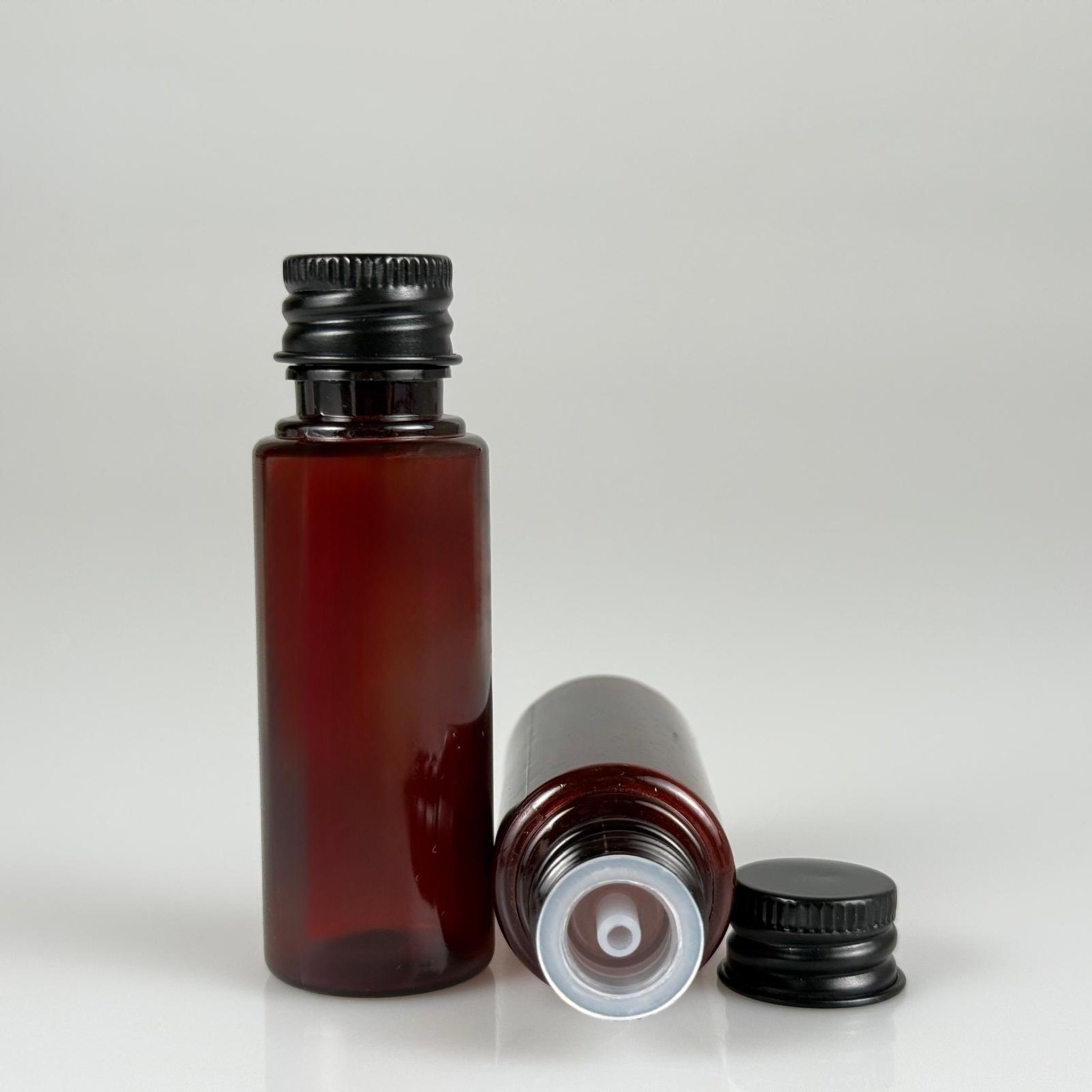 30 CC PET AMBER SHOT ŞİŞE - KÖPÜK CONTALI SİYAH ALÜMİNYUM METAL KAPAKLI + DAMLALIKLI KOLONYA TIPALITAKIM - 30 ML KAHVERENGİ PLASTİK ŞİŞE
