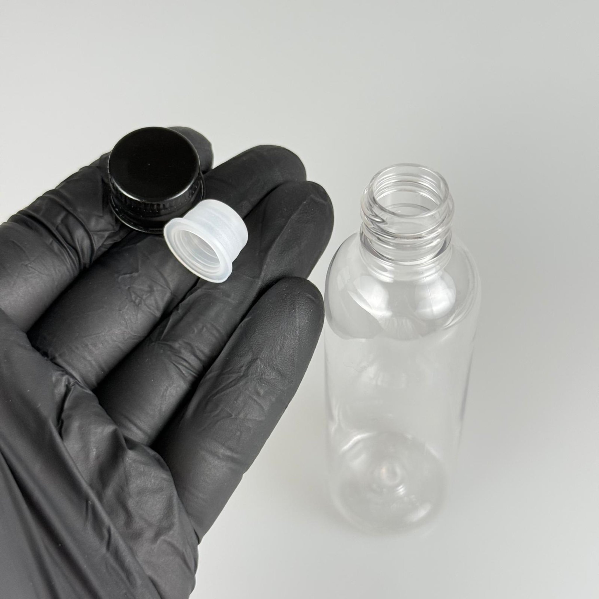 50 CC ŞEFFAF SİLİNDİR UZUN MODEL PET ŞİŞE + KÖPÜK CONTALI SİYAH ALÜMİNYUM METAL KAPAKLI + KÖR TIPALI TAKIM - 50 ML PLASTİK ŞİŞE