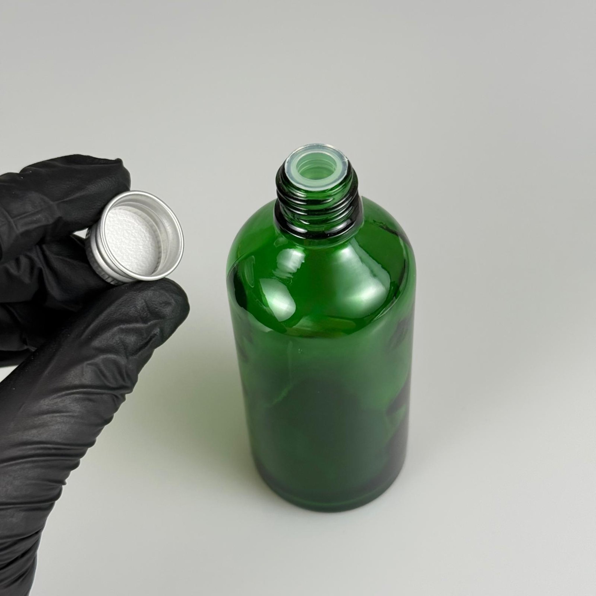 100 CC YEŞİL CAM ŞİŞE + KÖPÜK CONTALI GÜMÜŞ ALÜMİNYUM METAL KAPAKLI + KÖR TIPALI TAKIM - 100 ML YEŞİL CAM ŞİŞE