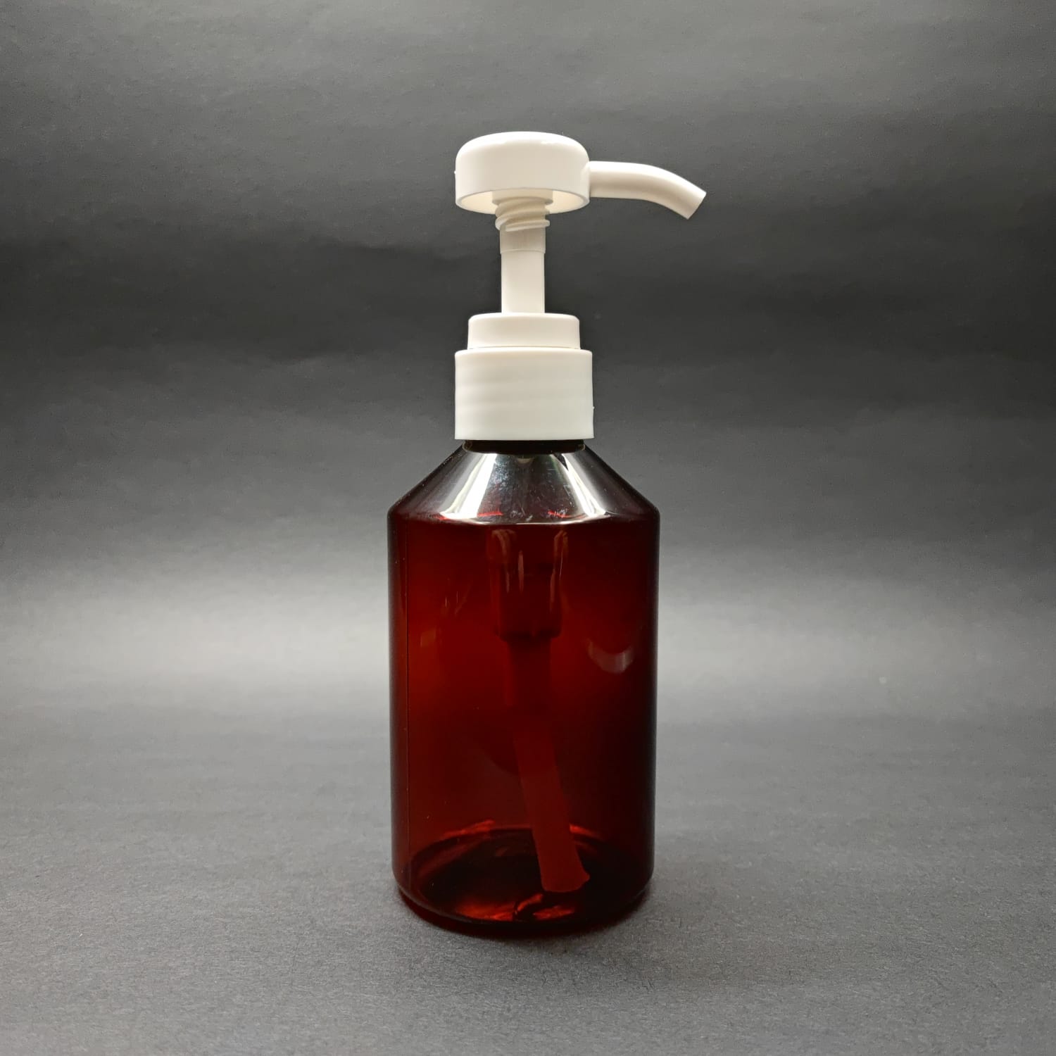 250 CC AMBER PET ŞİŞE + BEYAZ DOZAJ POMPALI (HER BASMADA 4 CC SIVI ATAR) - 250 ML POMPALI ŞİŞE - ŞURUP, ŞAMPUAN, KREM GİBİ YOĞUN KIVAMLI SIVILARDA KULLANILIR