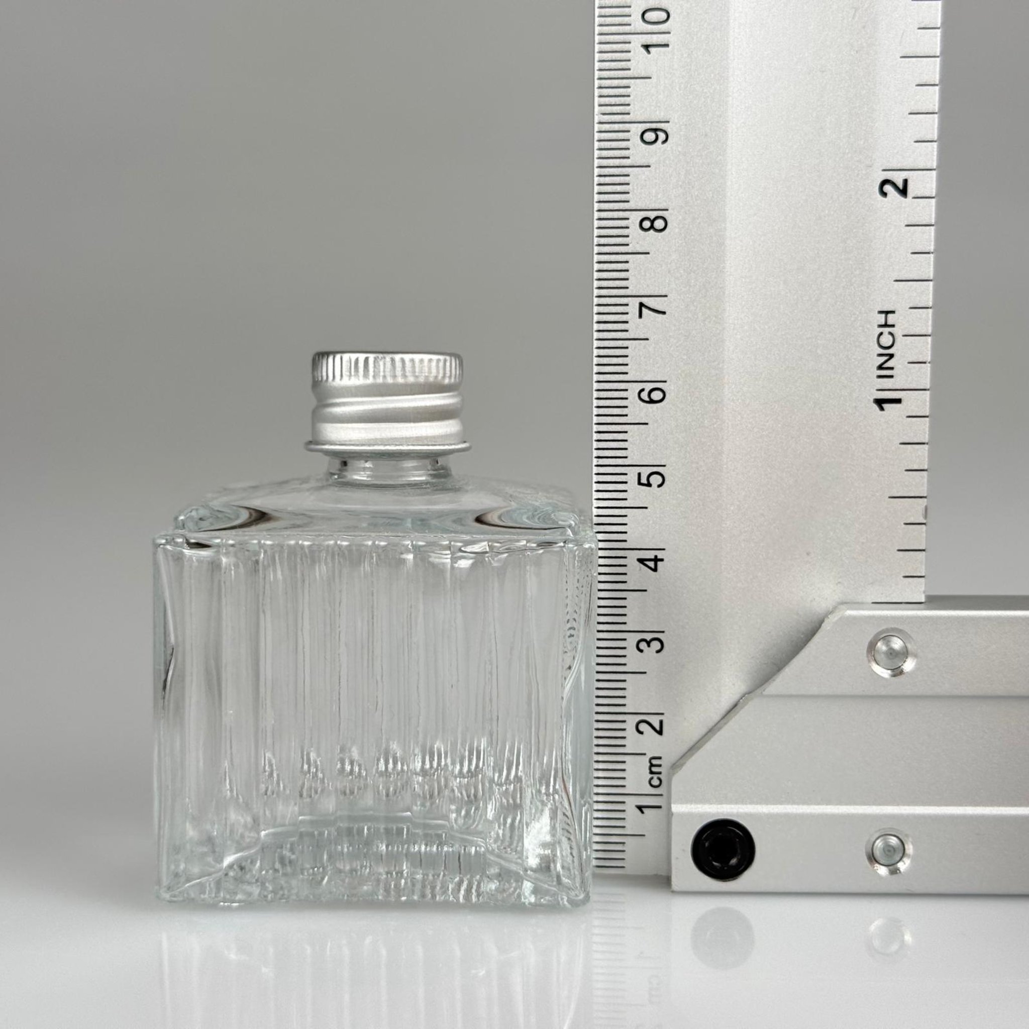 50 CC KÖŞELİ DESENLİ ÇİZGİLİ CAM ŞİŞE + GÜMÜŞ  ALÜMİNYUM METAL KAPAKLI TAKIM - 50 ML PRESTİJLİ ŞİŞE