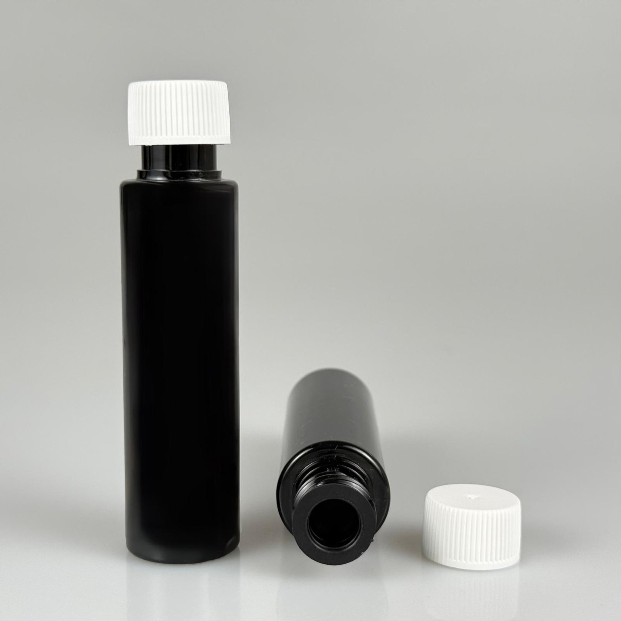 35 ML TIPALI, SIZDIRMAZ KAPAKLI PET ŞİŞE - 35 CC SİYAH PLASTİK ŞİŞE + CONTALI BEYAZ KAPAK + SİYAH KÖR TIPA TAKIM