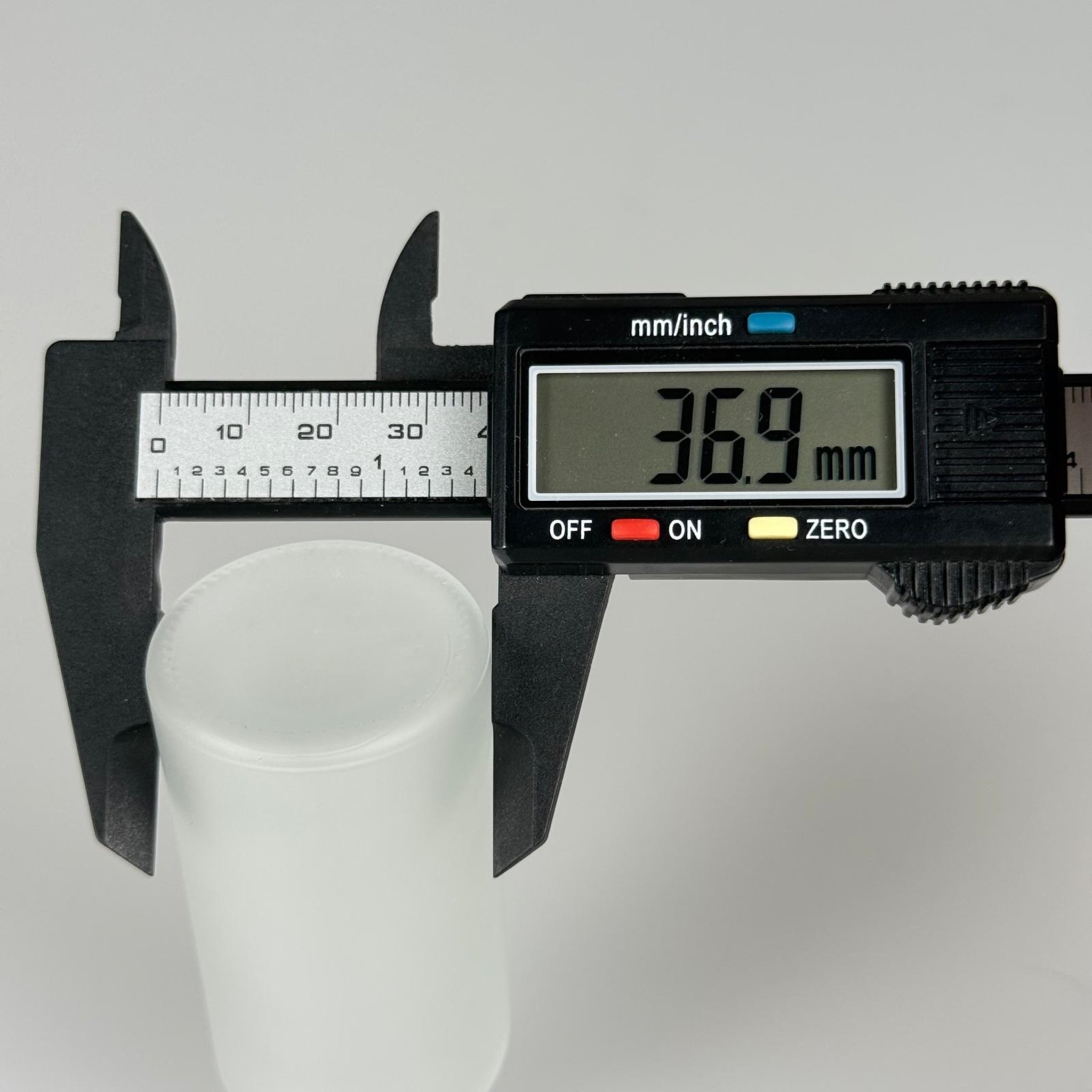 ODA KOKUSU CAM ŞİŞE - 50 CC BUZLU CAM ŞİŞE + DELİKLİ BEYAZ KAPAK + KÖR TIPA + 3 ADET RATTAN AHŞAP BAMBU ÇUBUK
