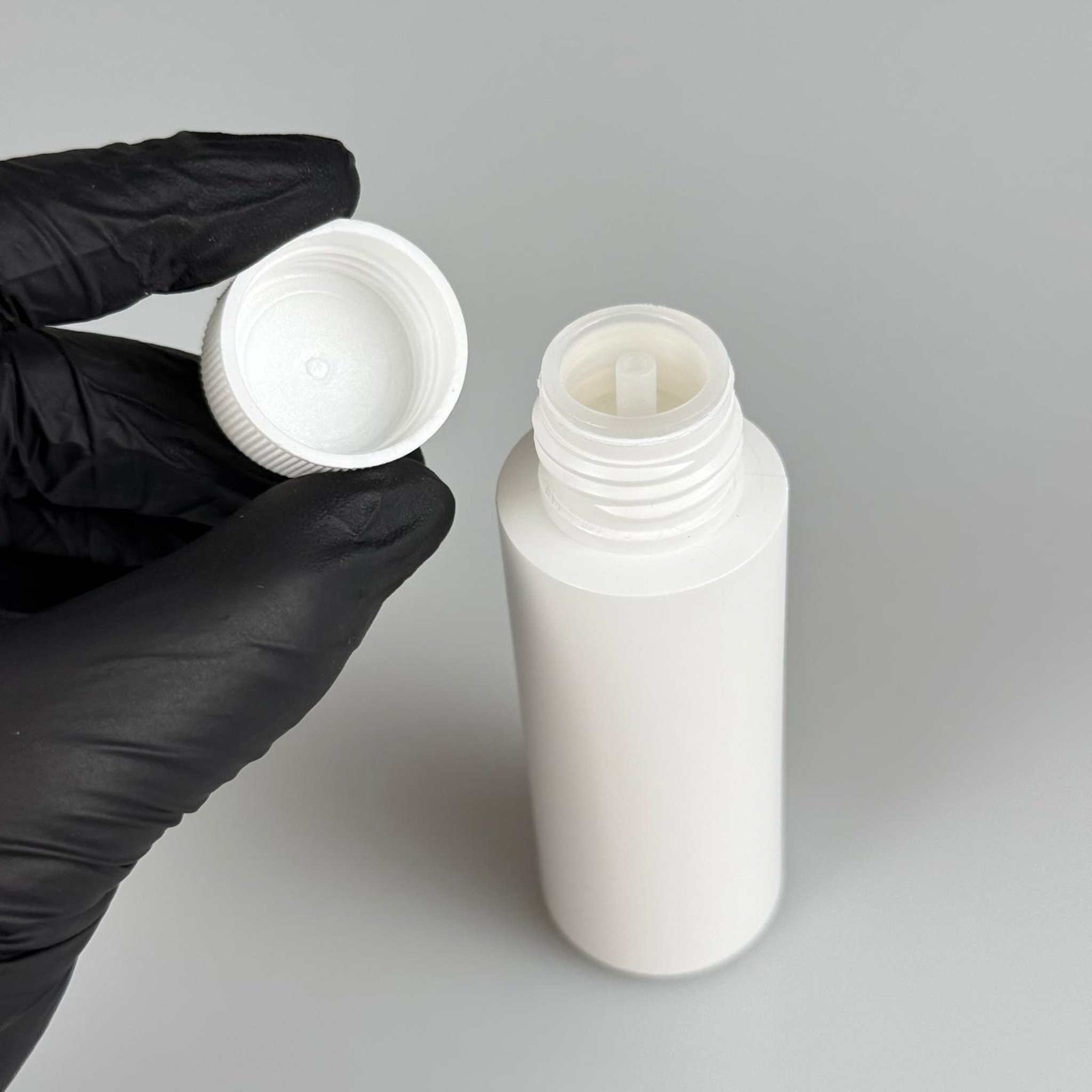 50 CC BEYAZ POLİETİLEN PLASTİK ŞİŞE - BEYAZ KÖPÜK CONTALI KAPAKLI + KOLONYA TIPALI TAKIM - 50 ML KAPAKLI PLASTİK ŞİŞE