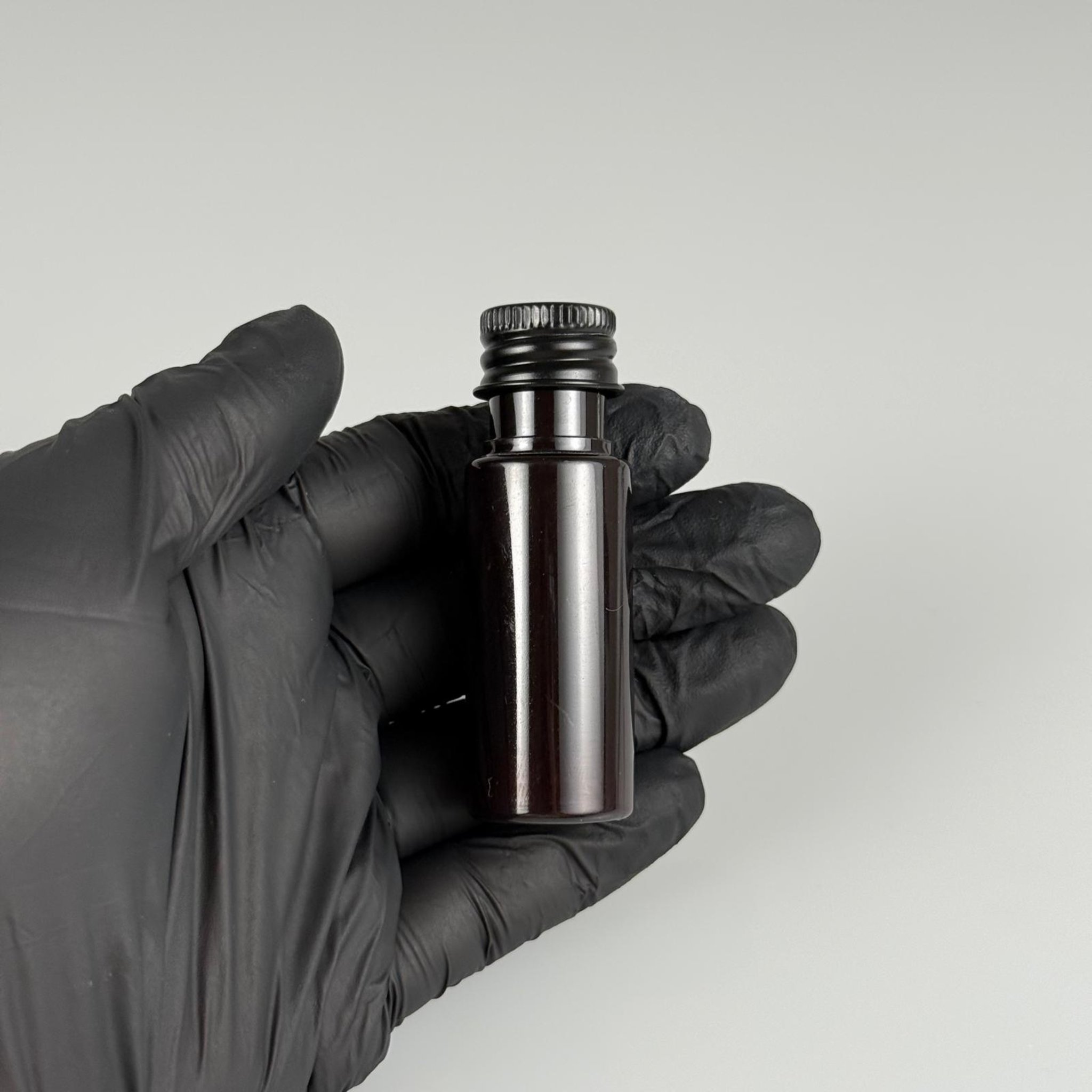 15 CC AMBER SİLİNDİR PET ŞİŞE + KÖPÜK CONTALI SİYAH ALÜMİNYUM METAL KAPAKLI + KÖR TIPALI TAKIML - 15 ML KAHVERENGİ PET ŞİŞE