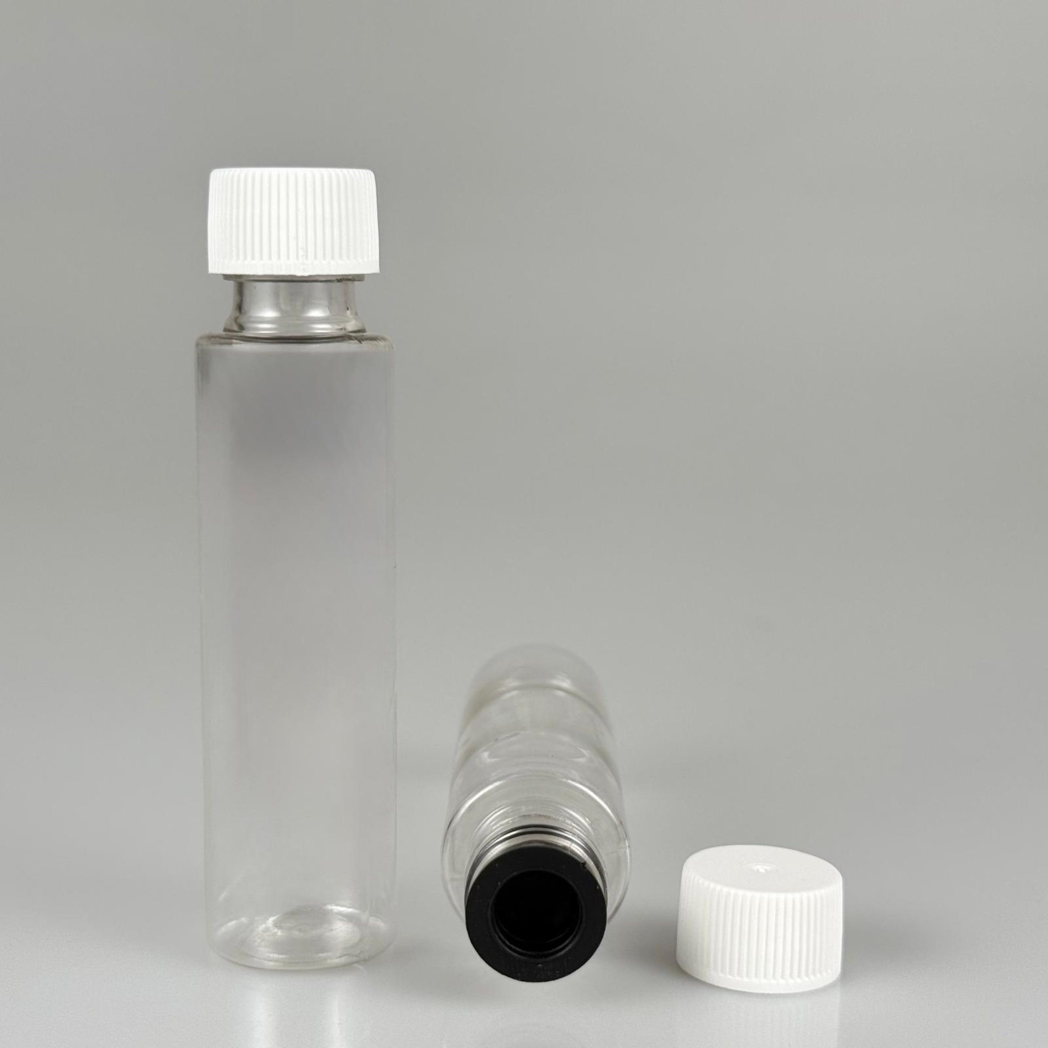 35 ML TIPALI, SIZDIRMAZ KAPAKLI PET ŞİŞE - 35 CC ŞEFFAF PLASTİK ŞİŞE + CONTALI BEYAZ KAPAK + SİYAH KÖR TIPA TAKIM