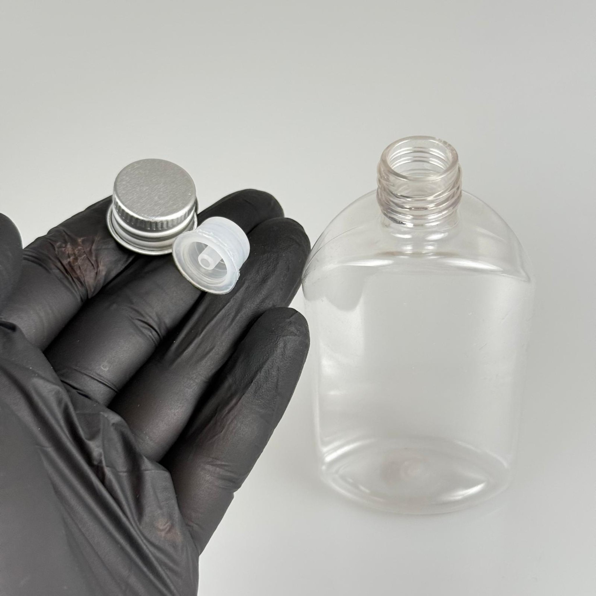 90 CC ŞEFFAF PLASTİK PET ŞİŞE + KÖPÜK CONTALI GÜMÜŞ ALÜMİNYUM METAL KAPAKLI + DAMLALIKLI KOLONYA TIPALI TAKIM - 90 ML YASSI PET ŞİŞE