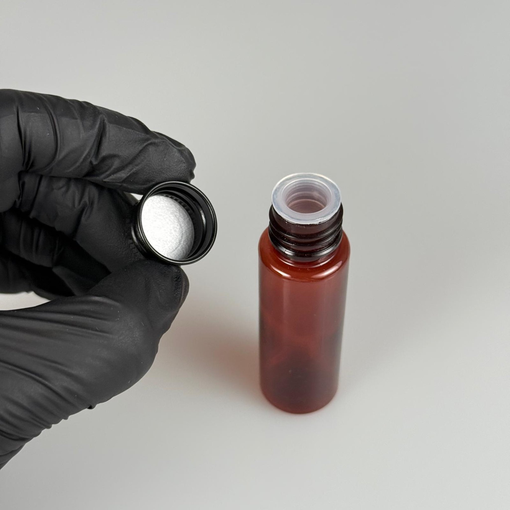 20 CC PET AMBER SHOT ŞİŞE - KÖPÜK CONTALI SİYAH ALÜMİNYUM METAL KAPAKLI + KÖR TIPALI TAKIM - 20 ML KAHVERENGİ PLASTİK ŞİŞE