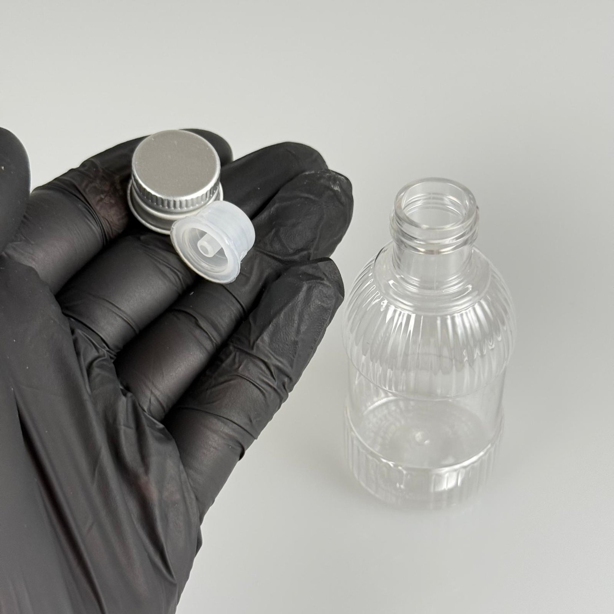 50 CC MANDALİNA MODEL PET ŞİŞE + KÖPÜK CONTALI GÜMÜŞ ALÜMİNYUM METAL KAPAKLI + KOLONYA TIPALI TAKIM - 50 ML TOMBUL PET ŞİŞE
