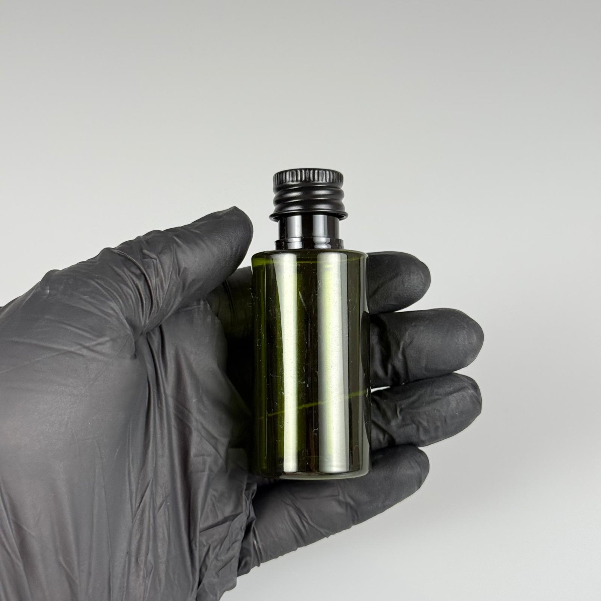 35 CC  SİLİNDİR YEŞİL PET ŞİŞE + KÖPÜK CONTALI SİYAH ALÜMİNYUM METAL KAPAKLI + KÖR TIPALI TAKIM - 35 ML PLASTİK ŞİŞE