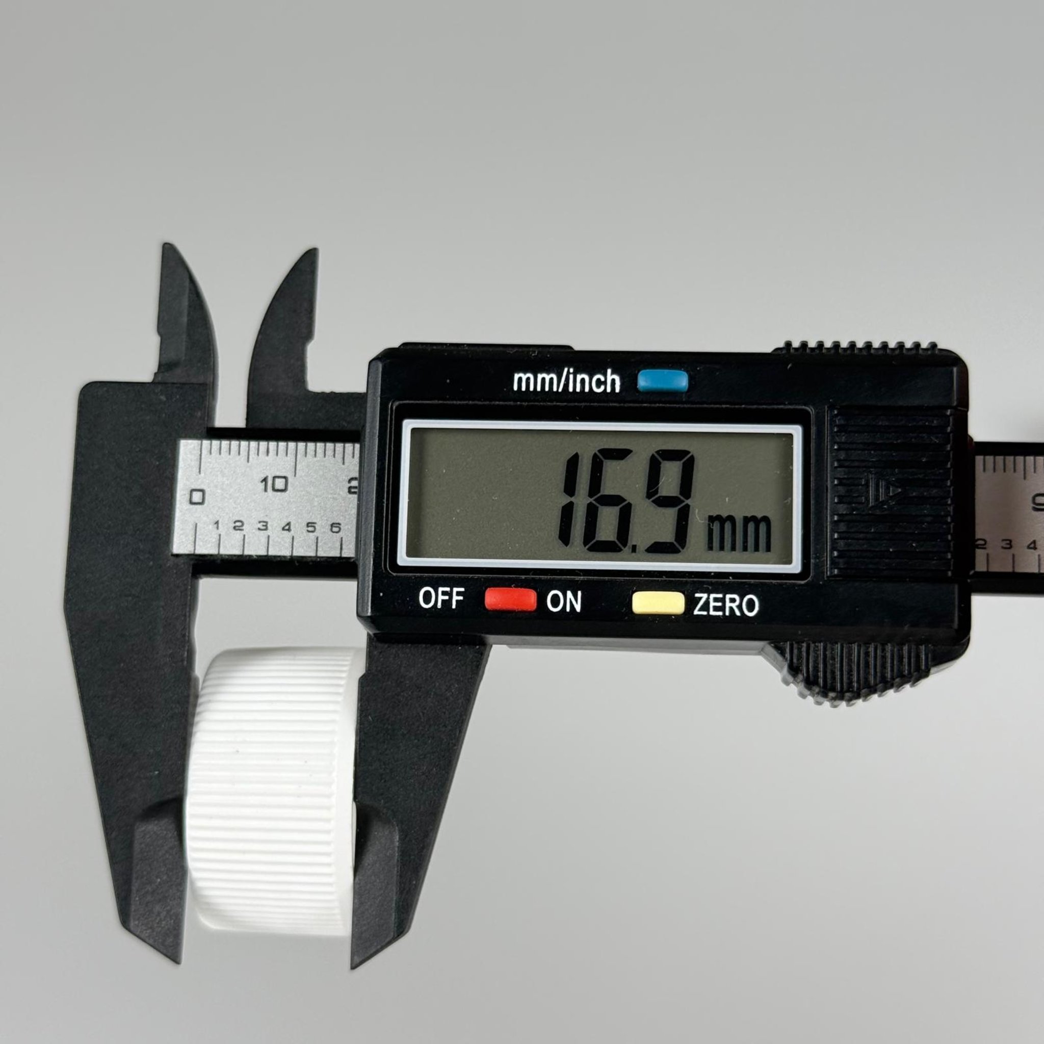 28 MM İNDİKSİYON ALÜMİNYUM FOLYOLU BEYAZ KAPAK - 28 MM PLASTİK KAPAK (POLİETİLEN ŞİŞELER İÇİN)