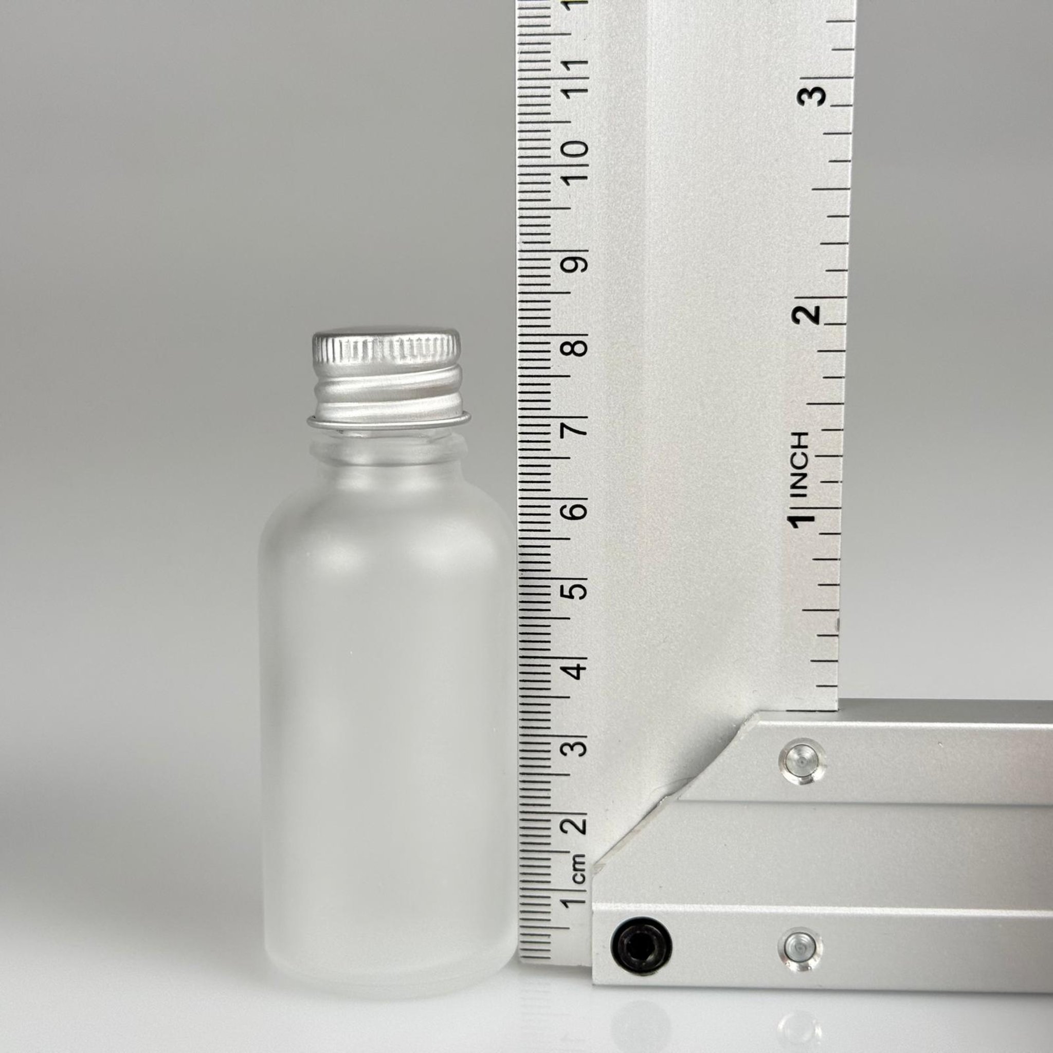 30 CC BUZLU CAM ŞİŞE + KÖPÜK CONTALI GÜMÜŞ ALÜMİNYUM METAL KAPAKLI + KOLONYA TIPALI TAKIM - 30 ML BUZLU CAM ŞİŞE