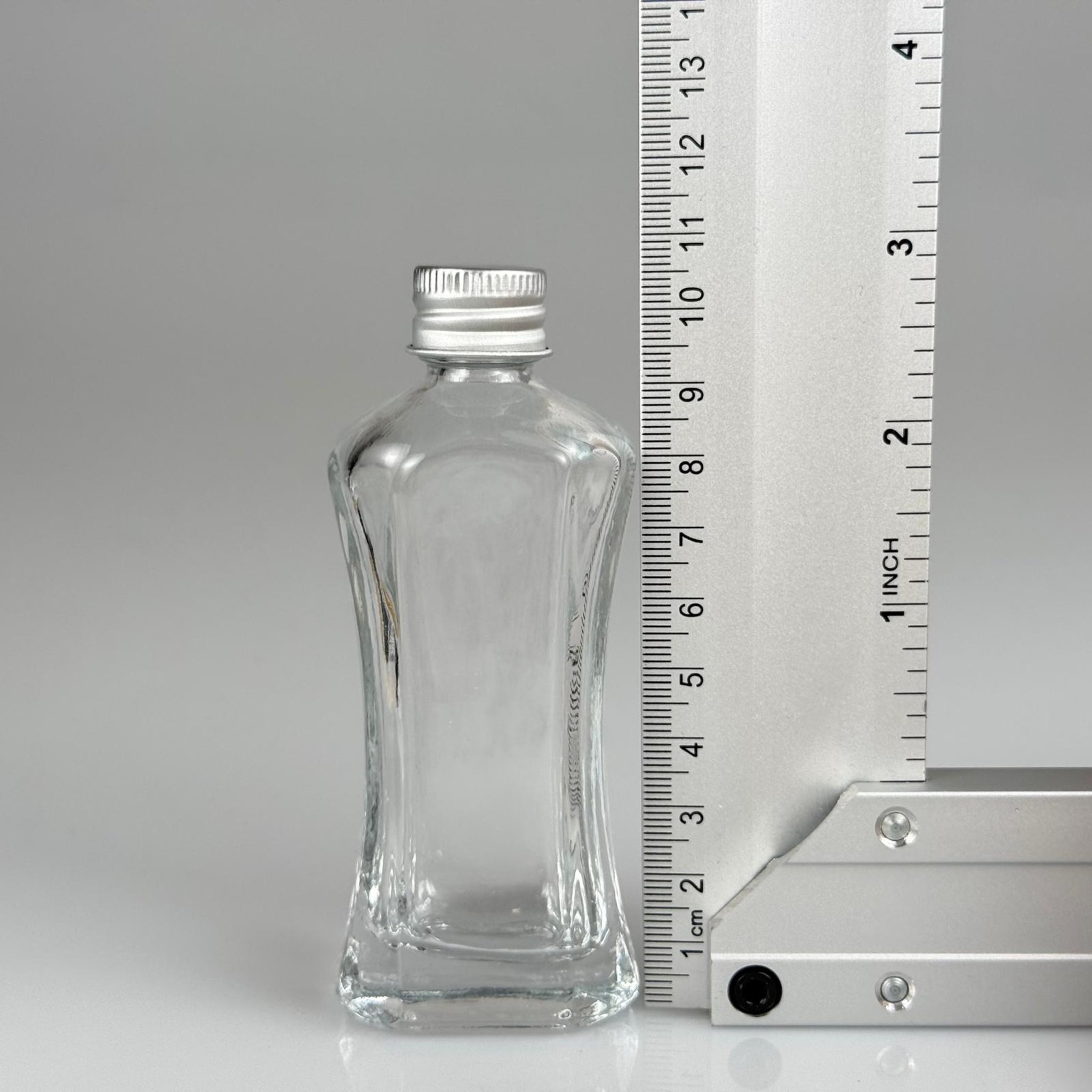 50 CC MİLANO MODEL CAM ŞİŞE + GÜMÜŞ ALÜMİNYUM METAL KAPAKLI TAKIM - 50 ML LÜKS CAM ŞİŞE (CAMIN KALINLIĞI İLE İLGİLİ + - 5 ML TOLERANS OLABİLİR)