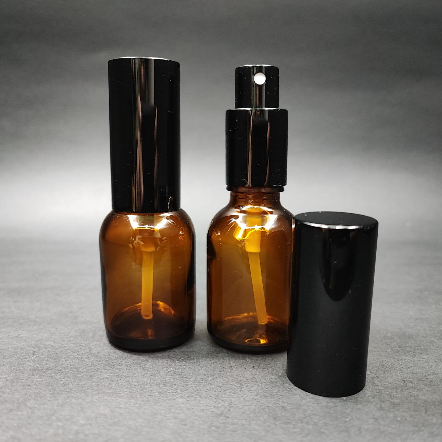 25 ML LÜKS VİDALI VALF ÇEVİRME PARFÜM ŞİŞELERİ - 25 CC TOMBUL AMBER CAM ŞİŞE - SİYAH METAL SPREYLİ KAPAKLI SET