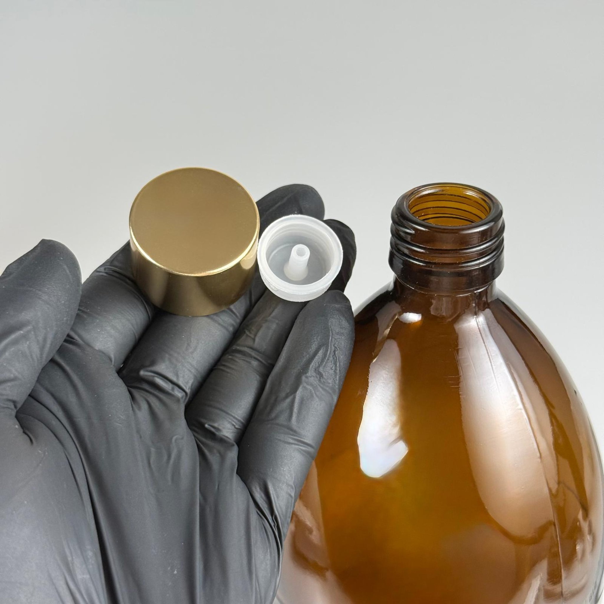 1000 CC AMBER CAM ŞİŞE + ALÜMİNYUM KAPLAMALI GOLD KAPAKLI + DAMLALIKLI KOLONYA TIPALITAKIM - 1000 ML KAHVERENGİ CAM ŞİŞE